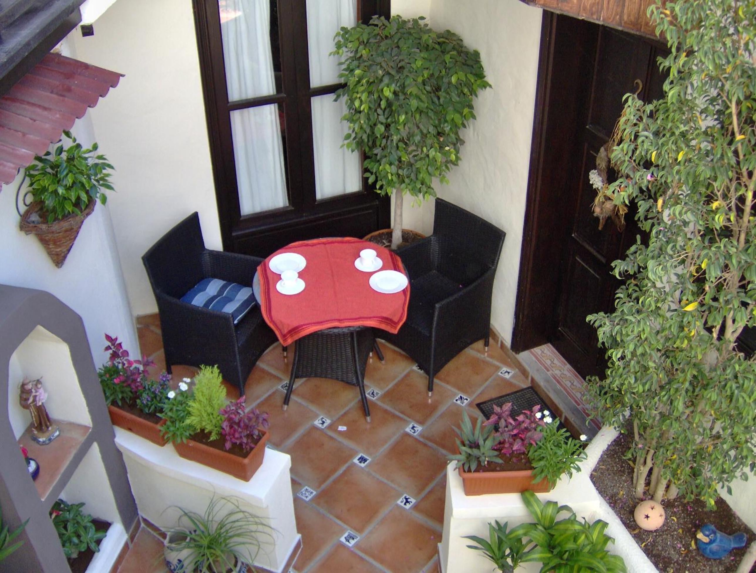 Mediterranean holiday home with small patio-terrace