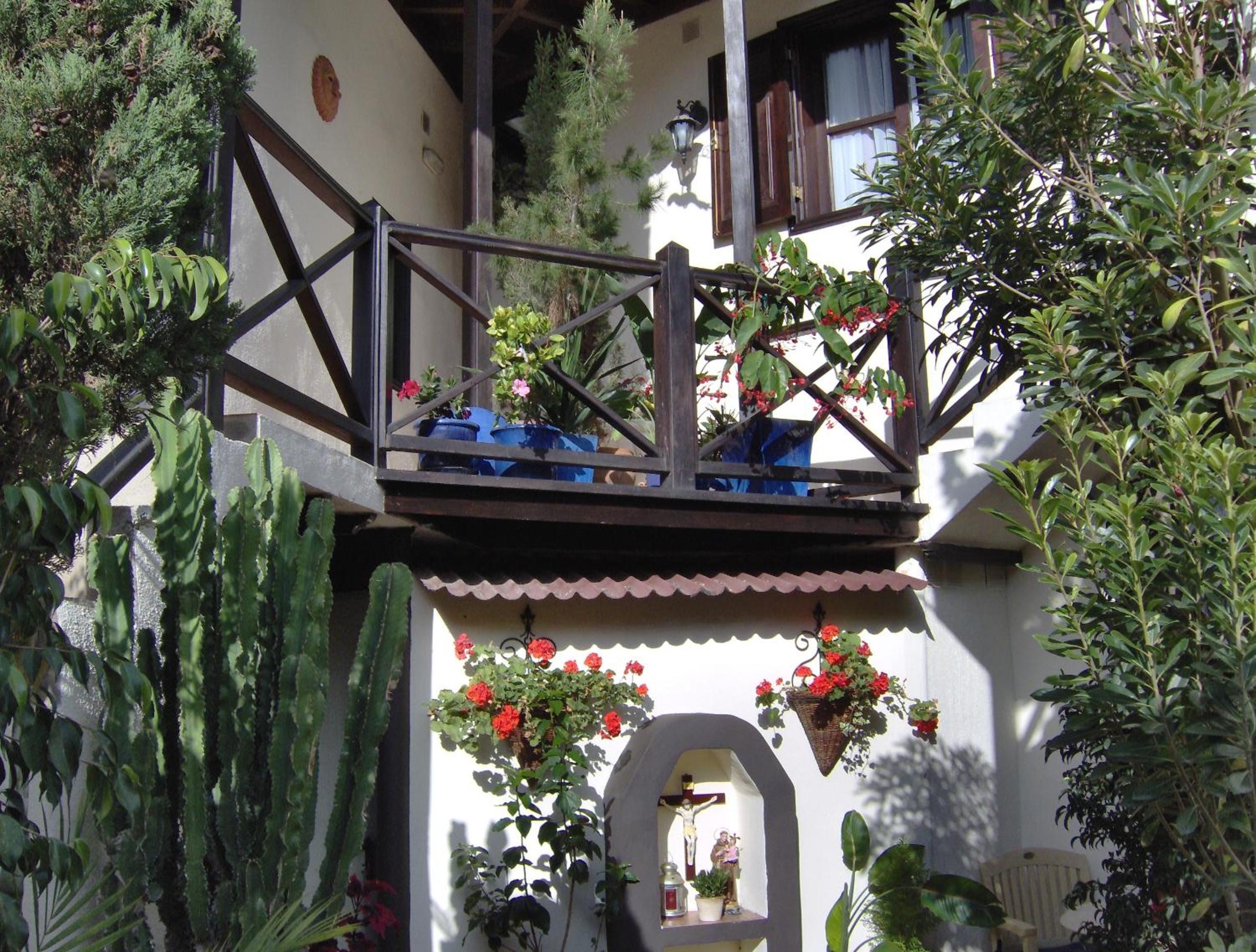 Mediterranean holiday home with small patio-terrace
