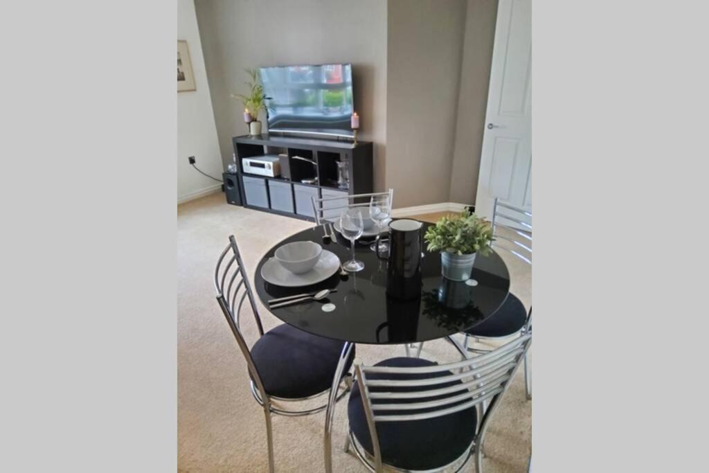 Warwick Vacations - Stylish 2 bed 2 bathroom apartment for up to 5 - Property Image 8