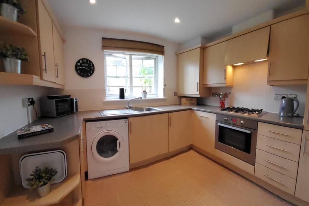 Warwick Vacations - Stylish 2 bed 2 bathroom apartment for up to 5 - Property Image 11