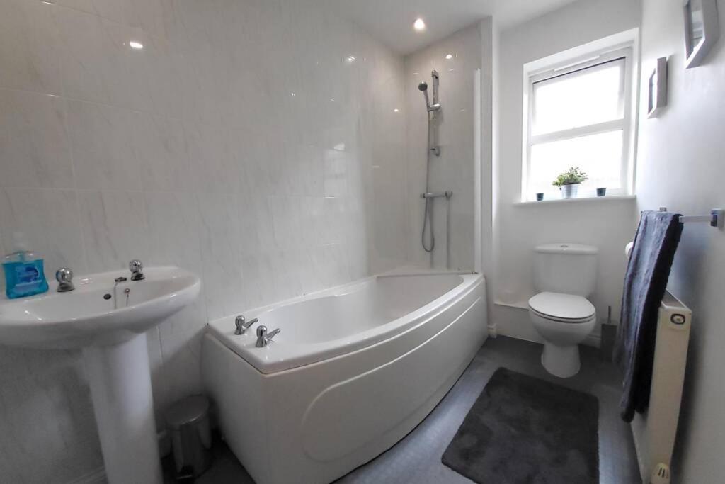 Warwick Vacations - Stylish 2 bed 2 bathroom apartment for up to 5 - Property Image 7