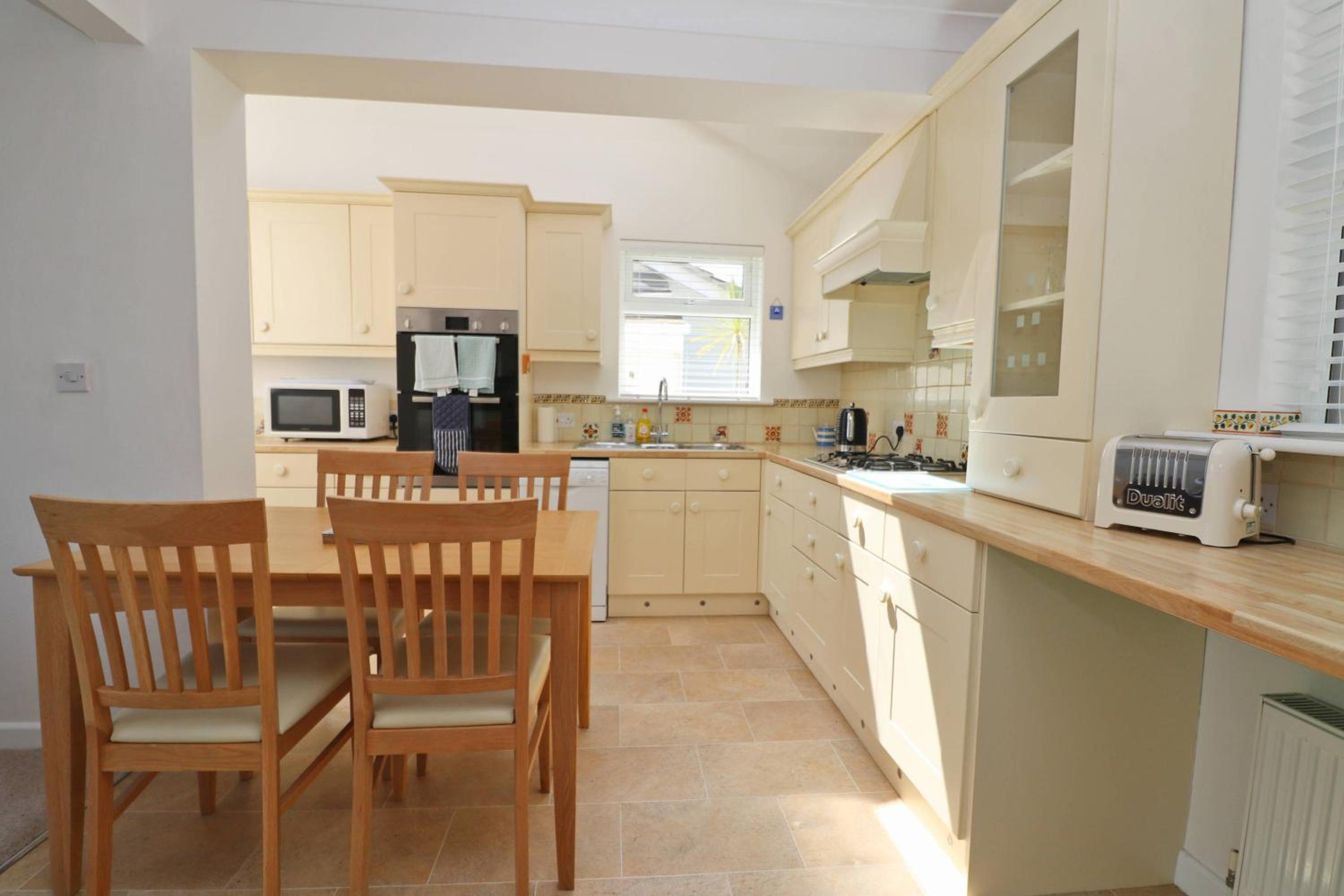 Holiday home with Estuary Views, parking & balcony view 2
