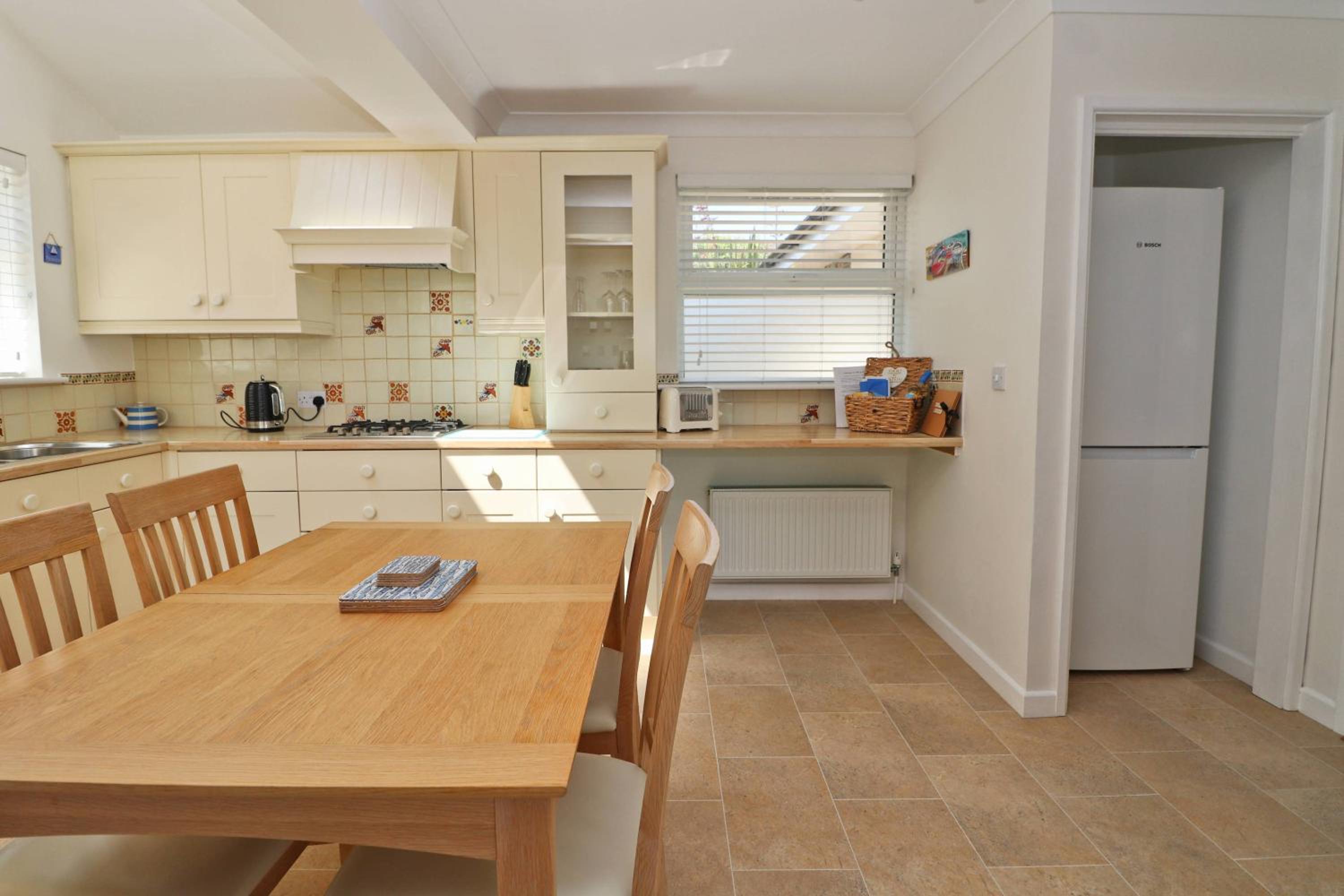 Holiday home with Estuary Views, parking & balcony view 4