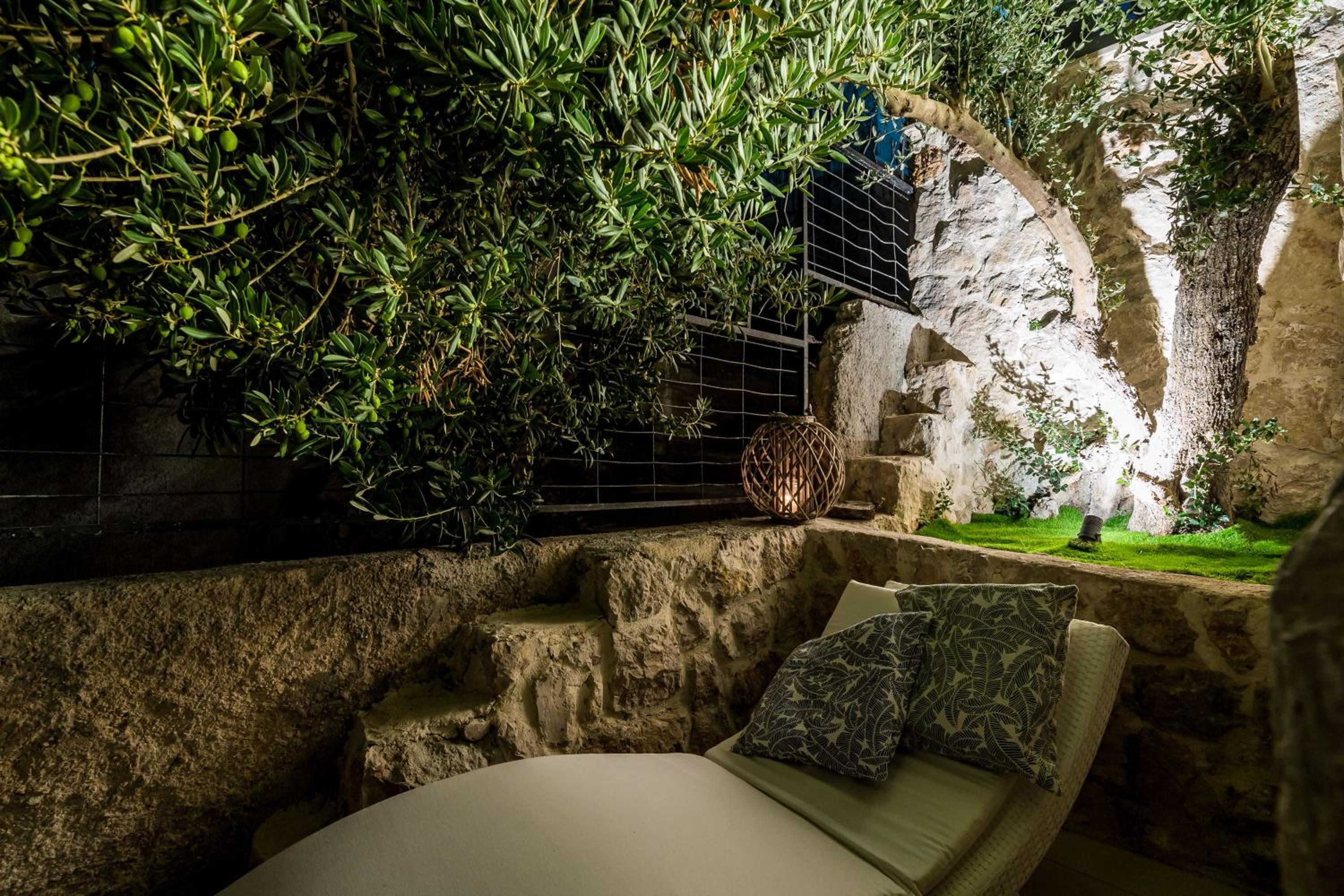 Cosy Loft w Private Pool & Patio