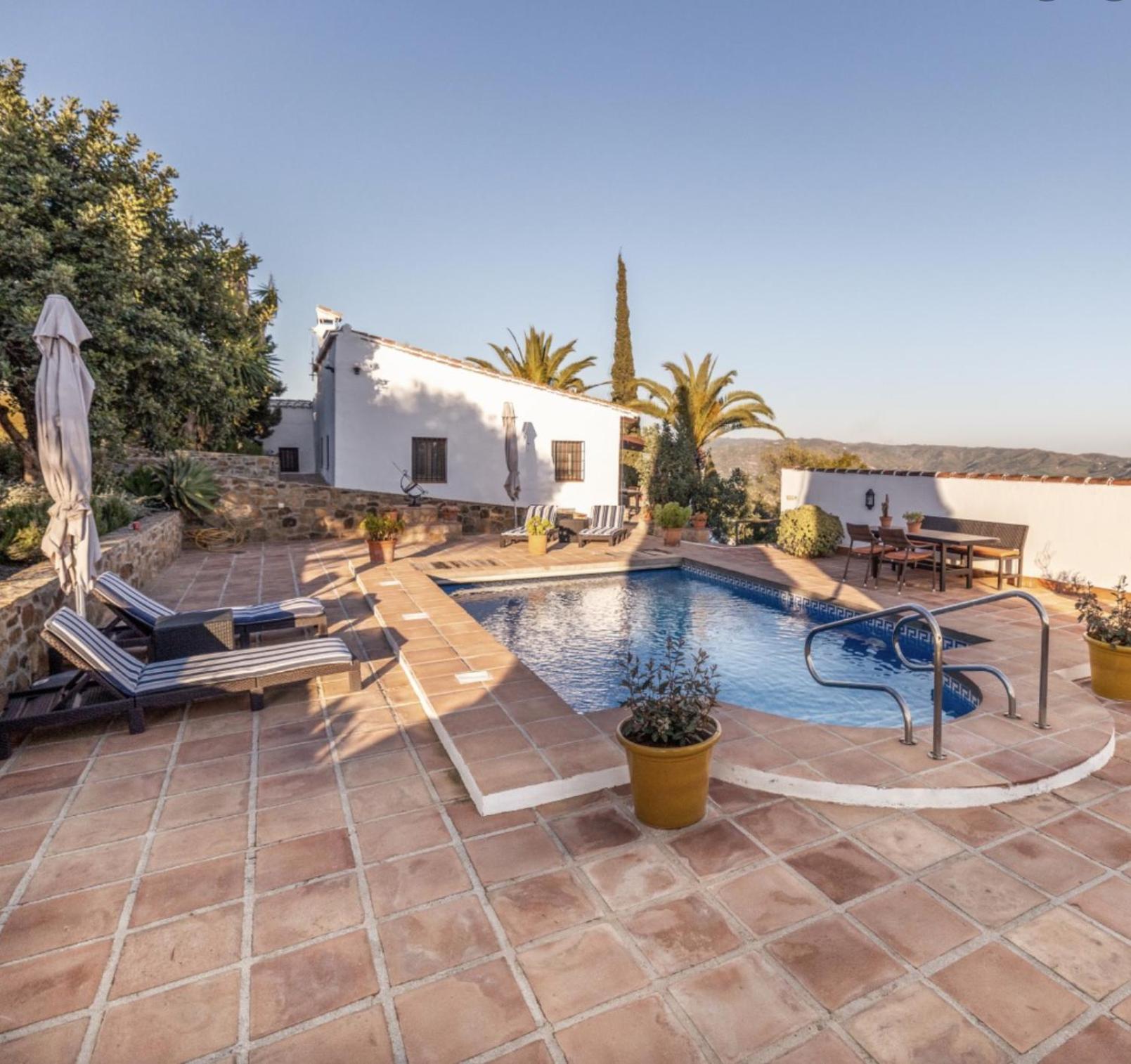 Casa Algarrobo by Rosas Cantares