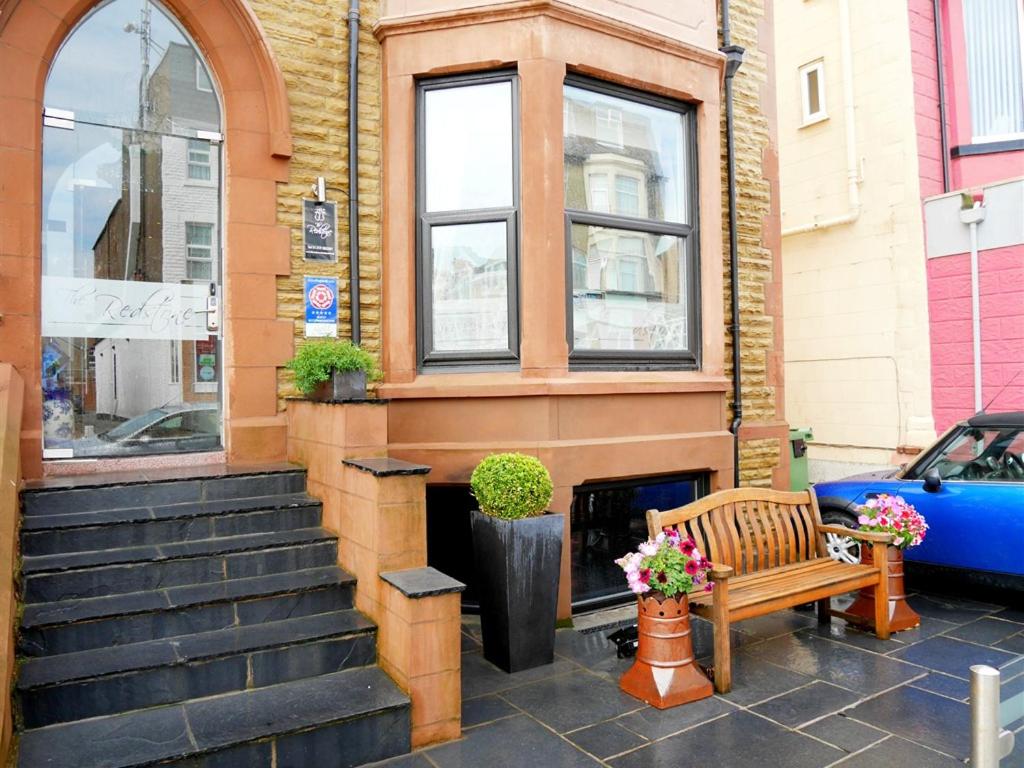 Hotel The Redstone Guesthouse - Image 1