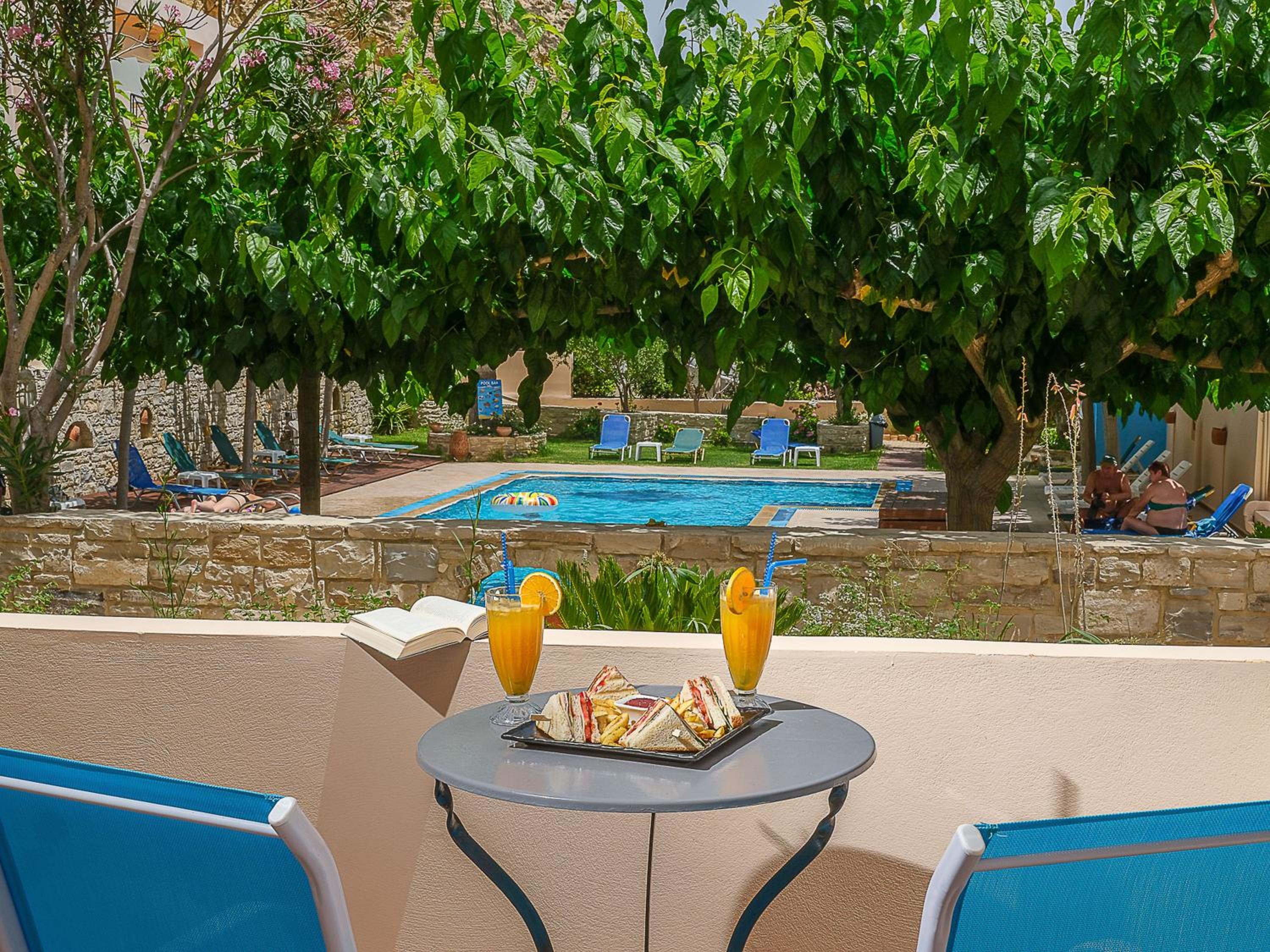 Calypso Hotel en Matala — balance & terrace