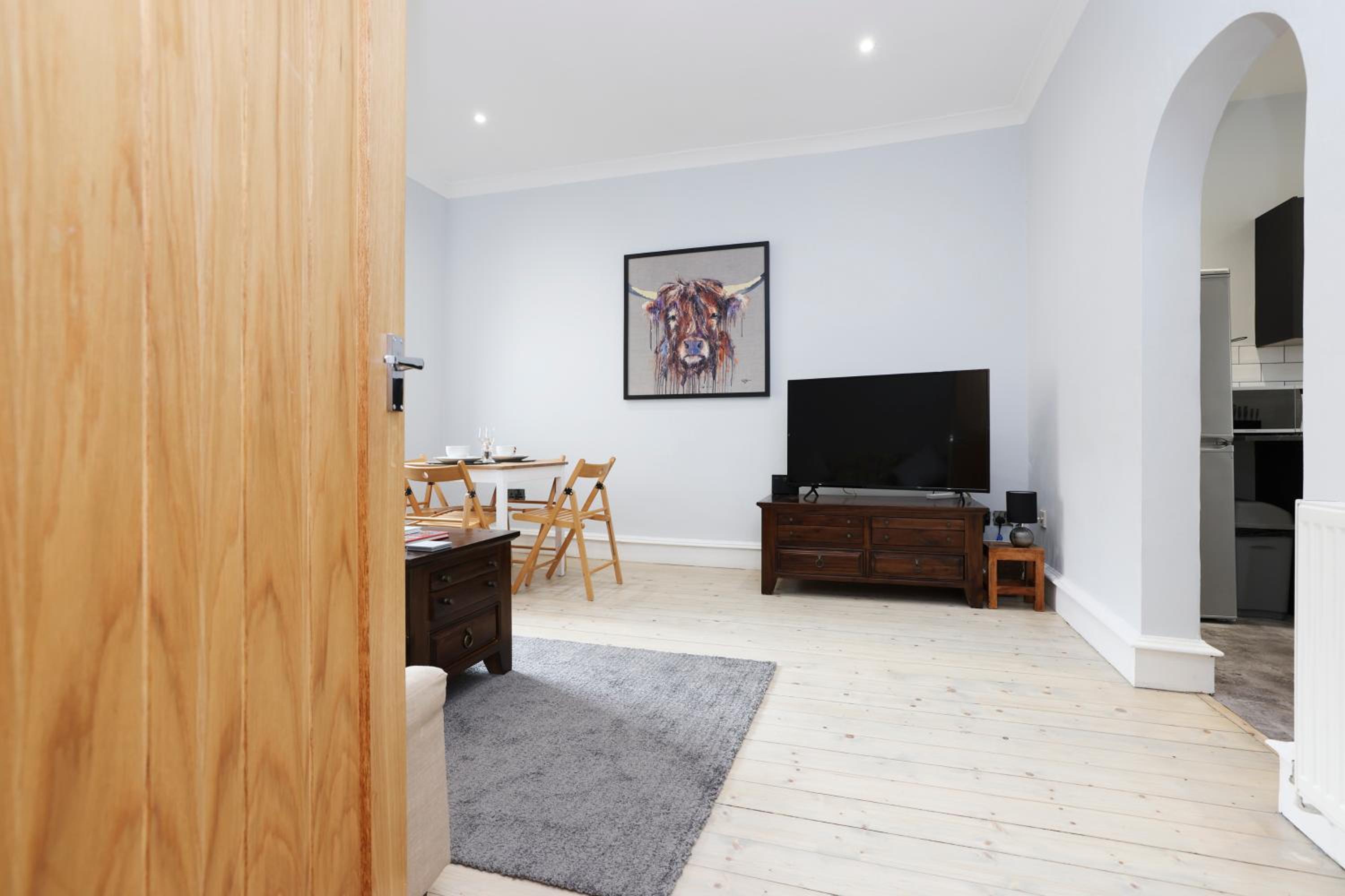 Stunning 2 Bed Apt Nr The Royal Mile & The Castle view 5