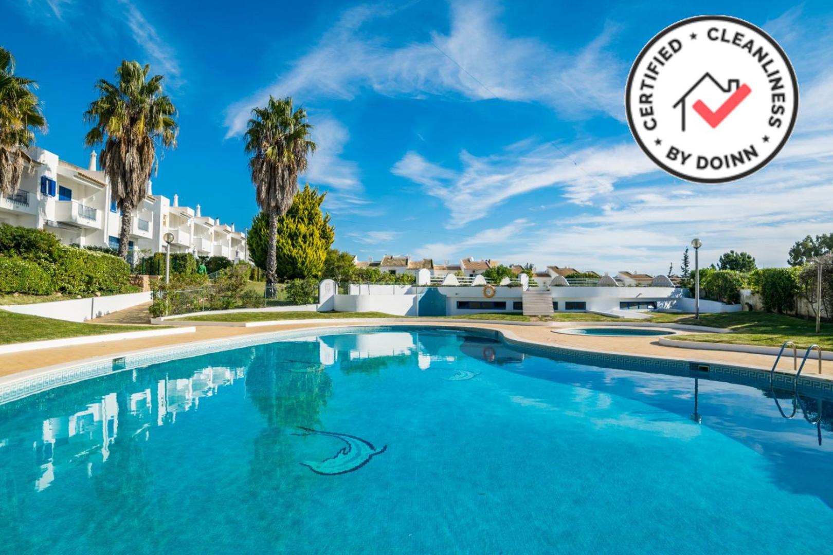 3 bedroom apartment in Oura Albufeira with amazing pool at walking distance to beach, strip and old town, WIFI and AC, private condo view 4