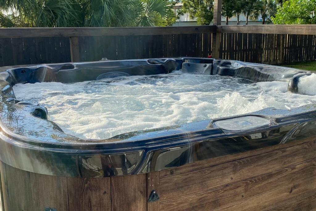 Hotel Perfectly Relaxing Queen Suite/Freestanding Tub, - Image 1