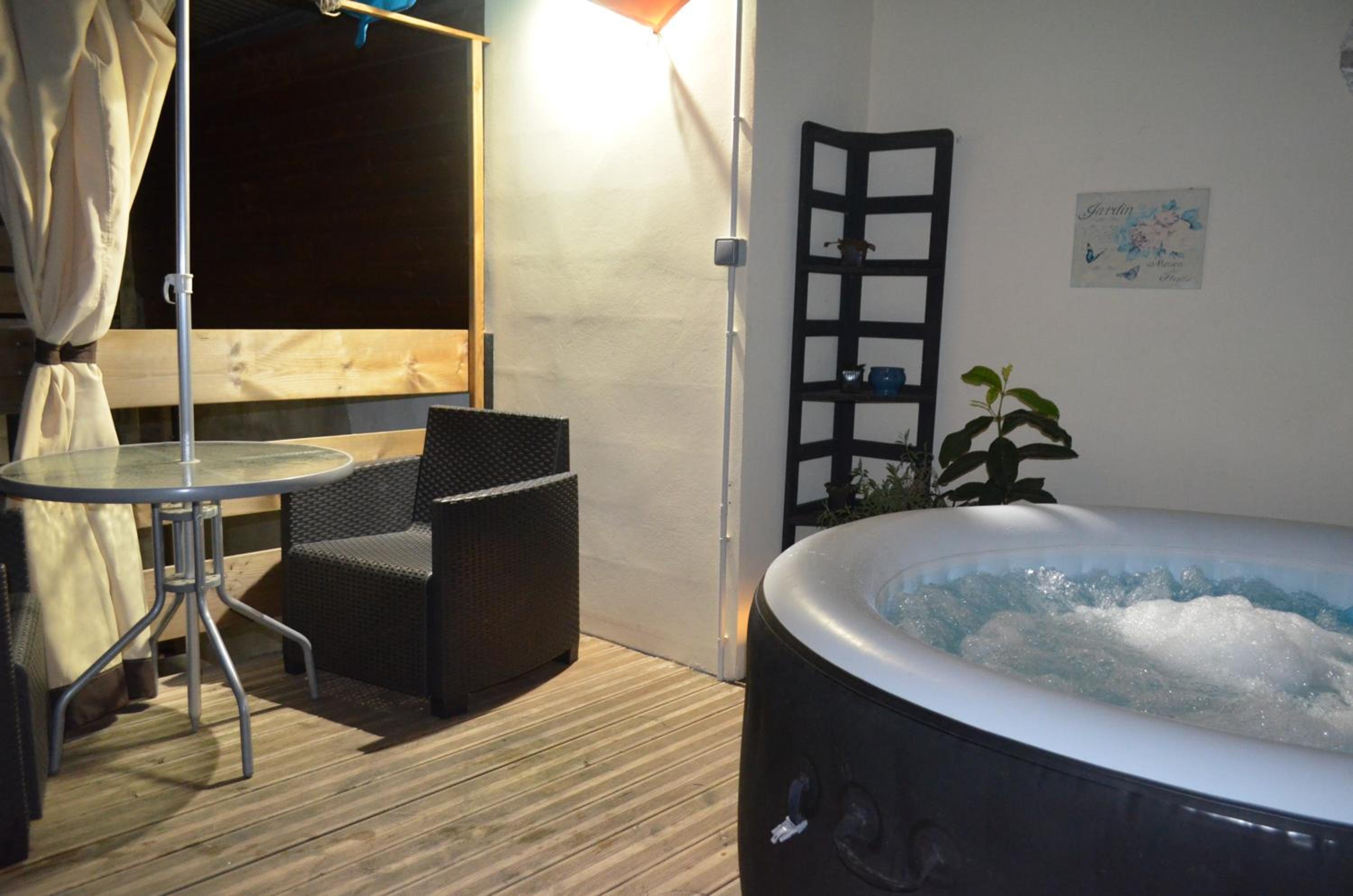 Studio tout confort avec son jacuzzi view 3