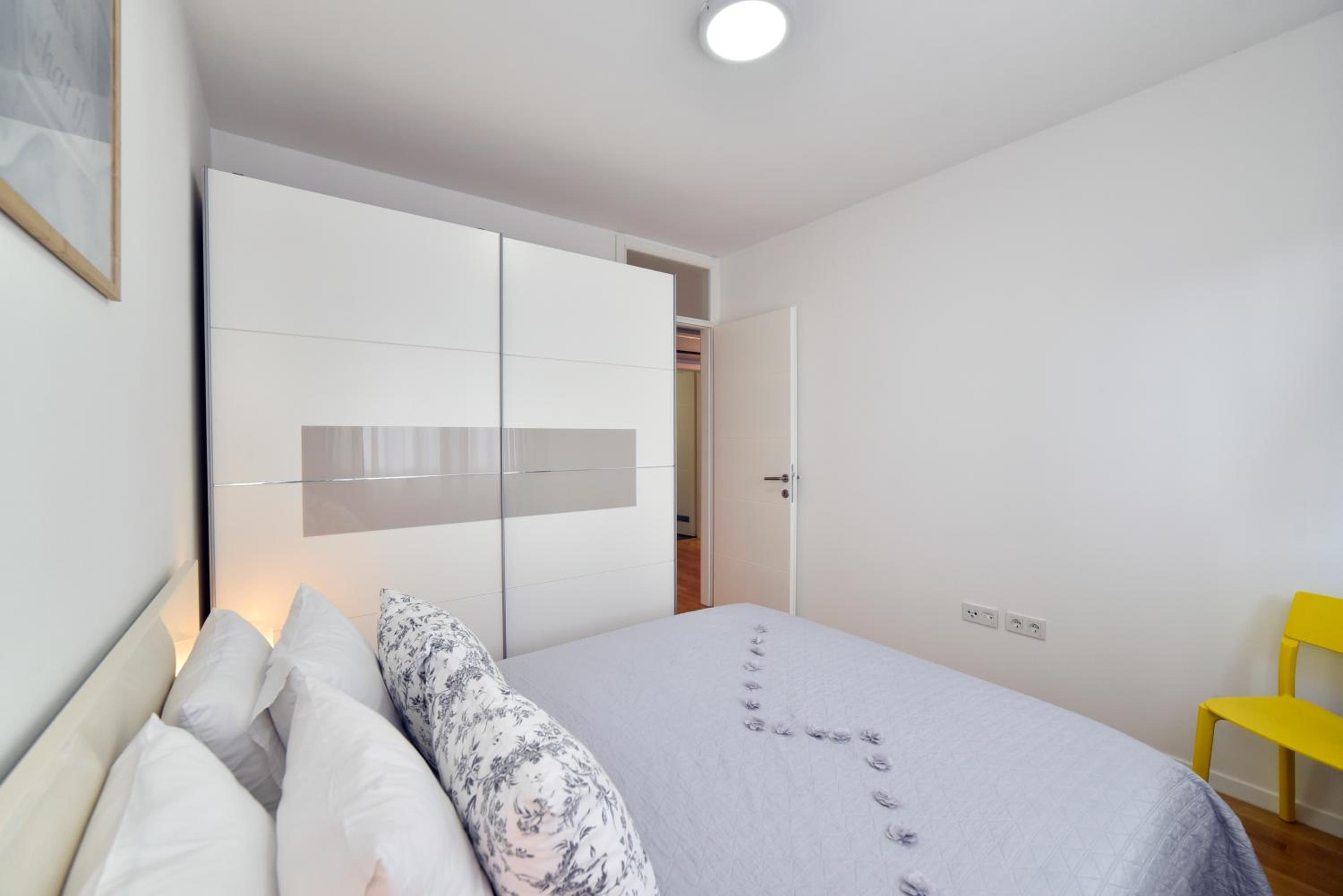 First Class Apartment - Modern Stay with Parking view 5