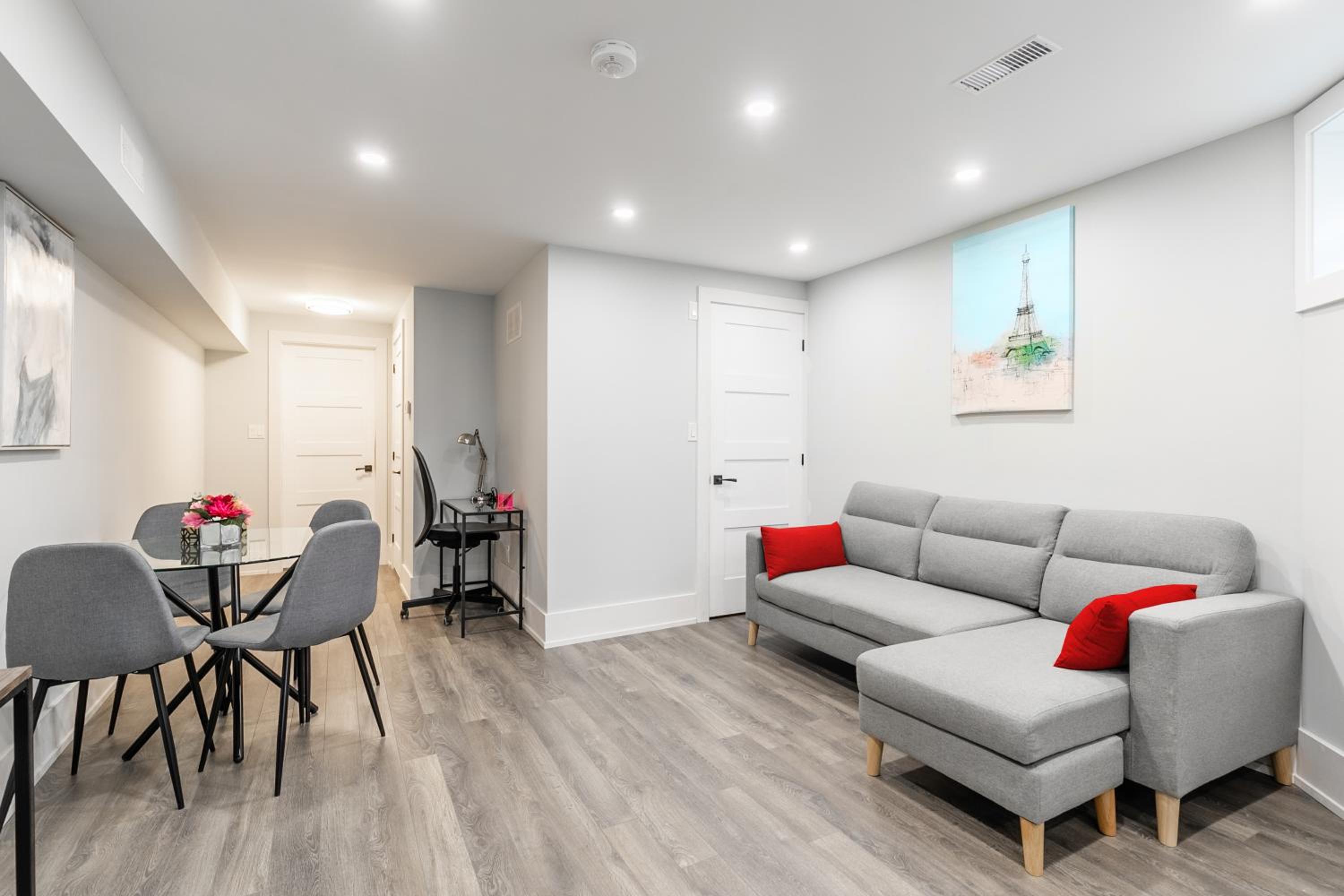 Fancy Downtown House with HOT TUB & BBQ by GLOBALSTAY