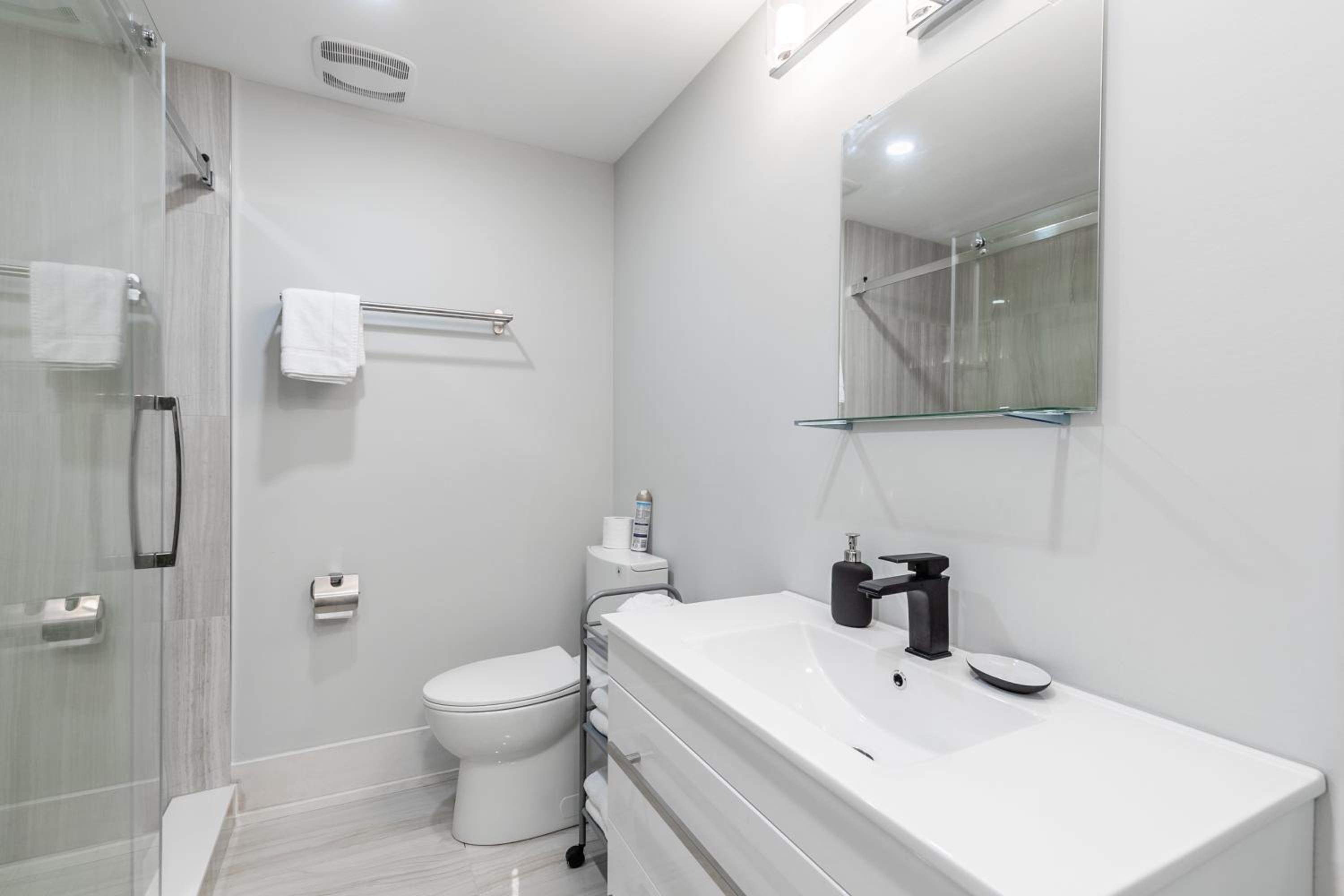 Fancy Downtown House with HOT TUB & BBQ by GLOBALSTAY