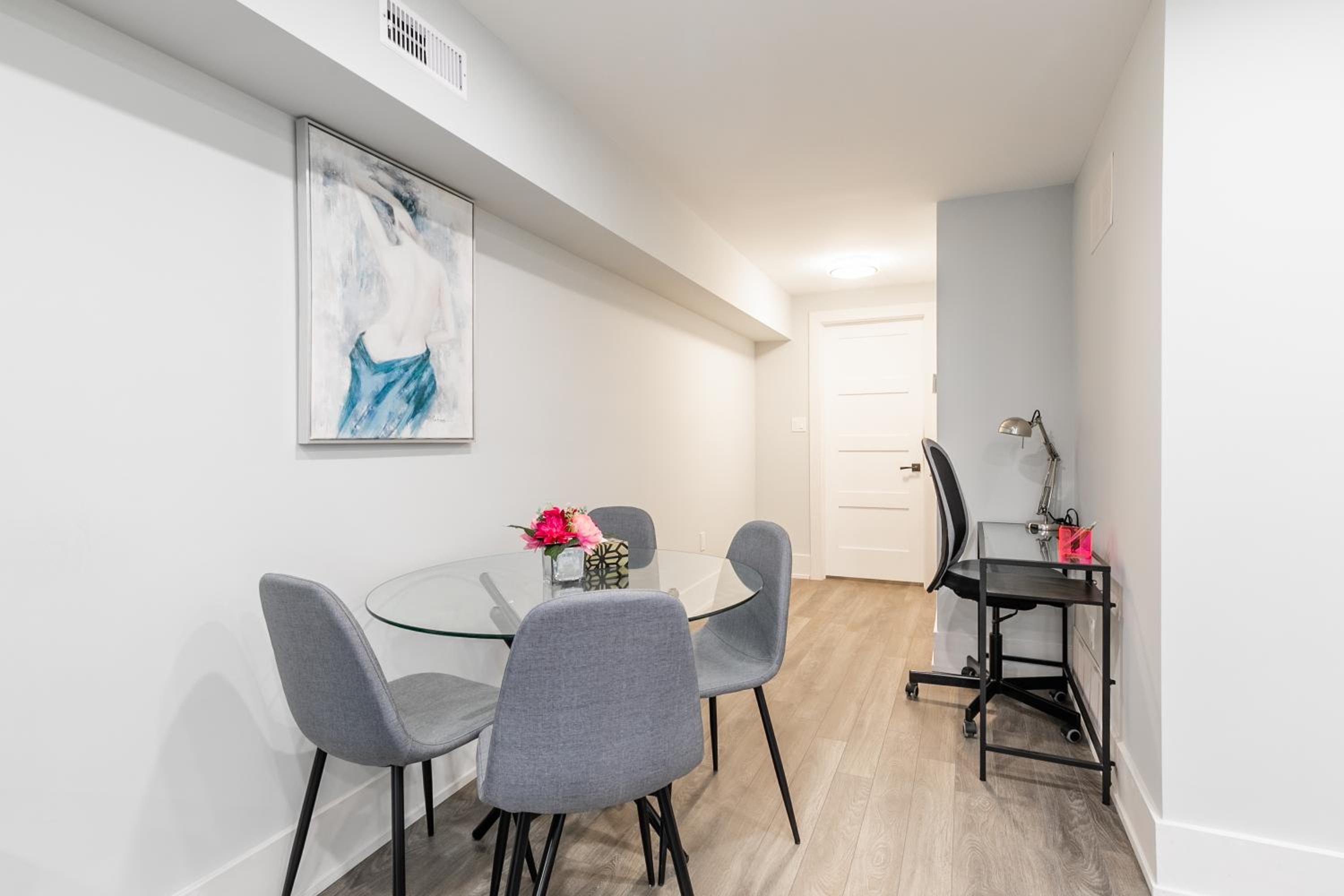 Fancy Downtown House with HOT TUB & BBQ by GLOBALSTAY