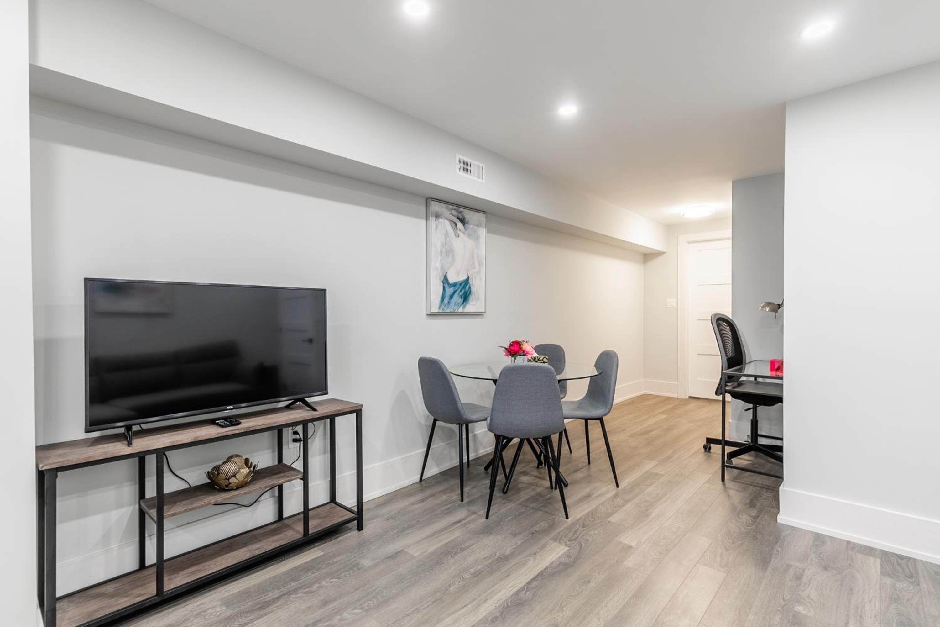 Fancy Downtown House with HOT TUB & BBQ by GLOBALSTAY