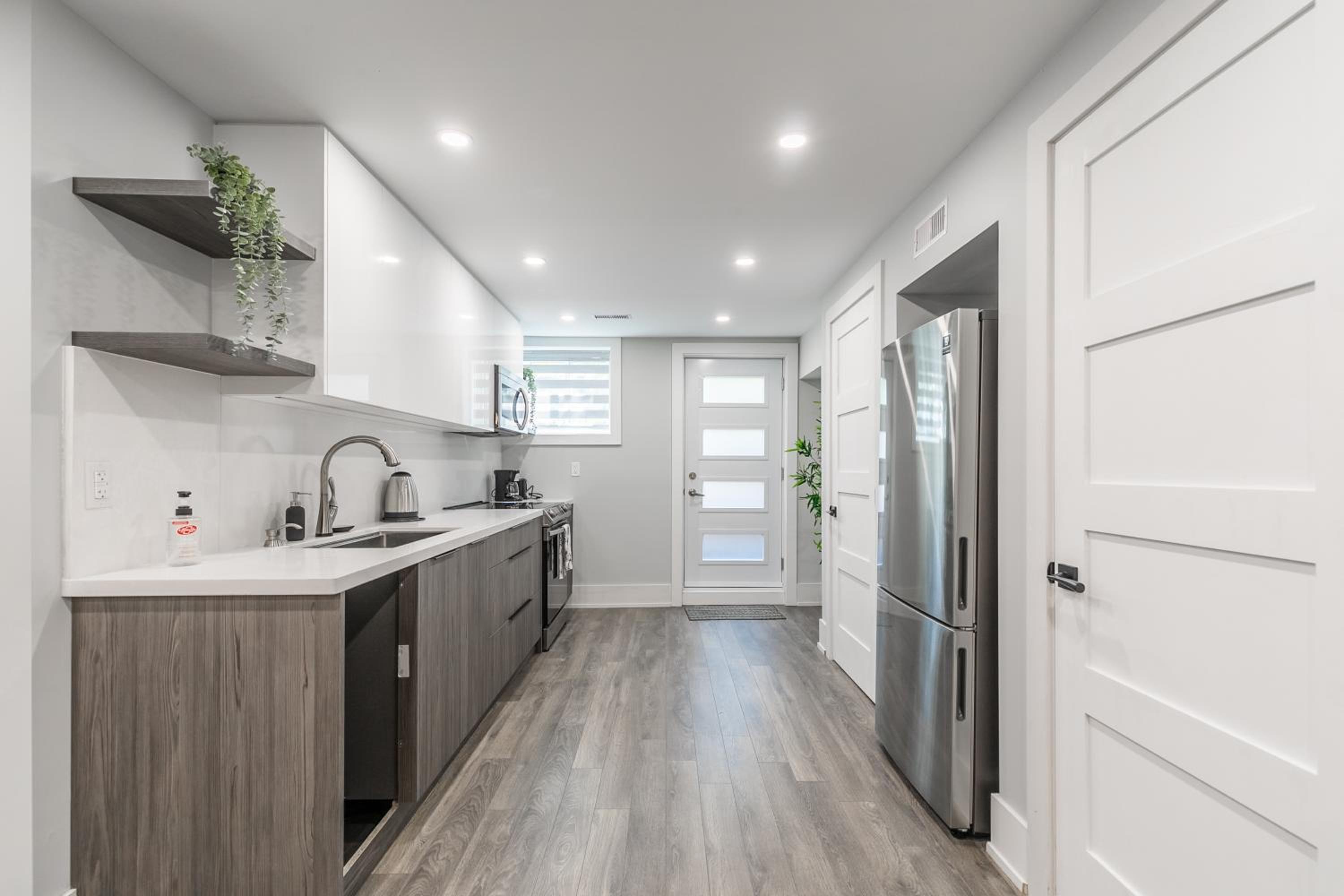 Fancy Downtown House with HOT TUB & BBQ by GLOBALSTAY