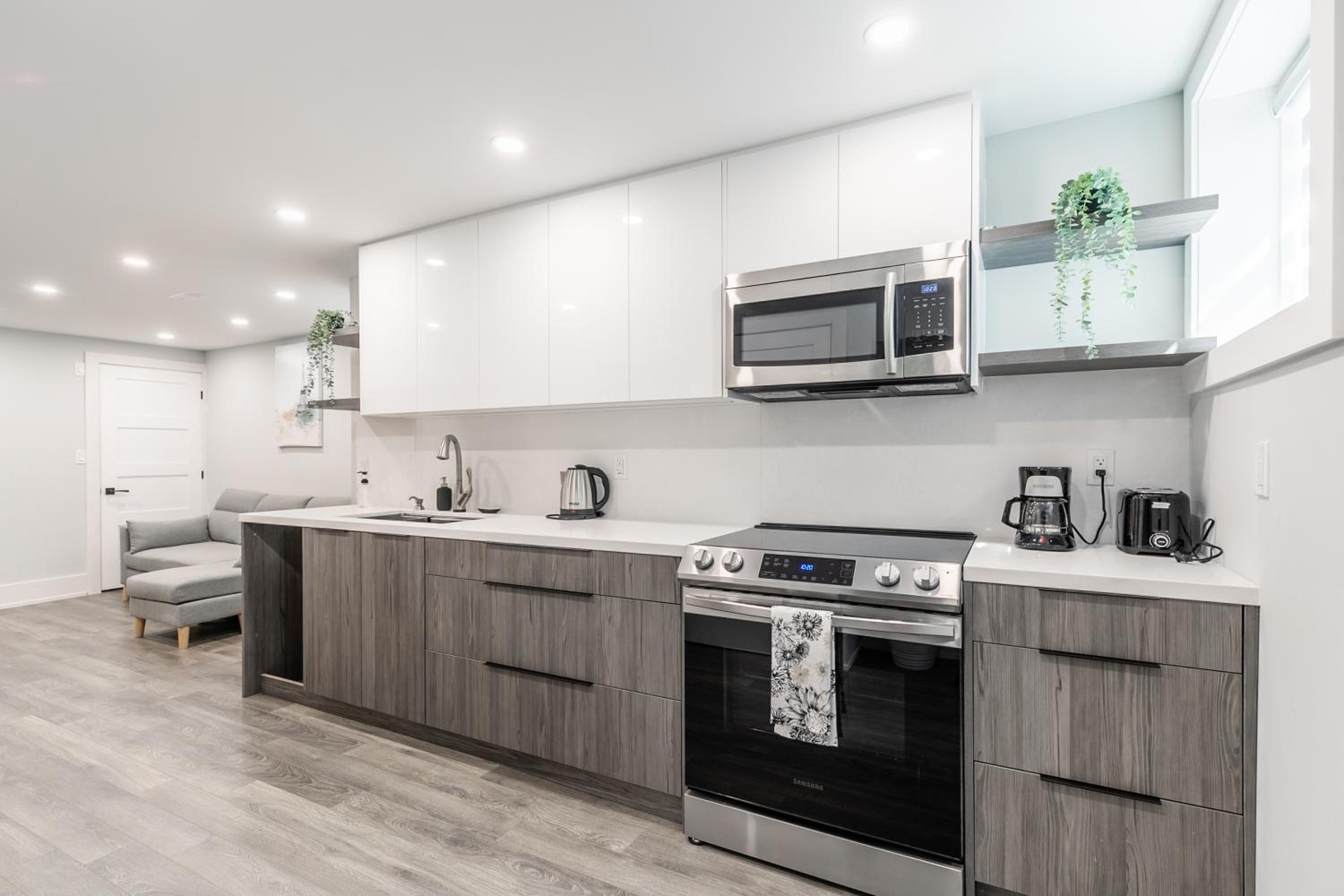Fancy Downtown House with HOT TUB & BBQ by GLOBALSTAY