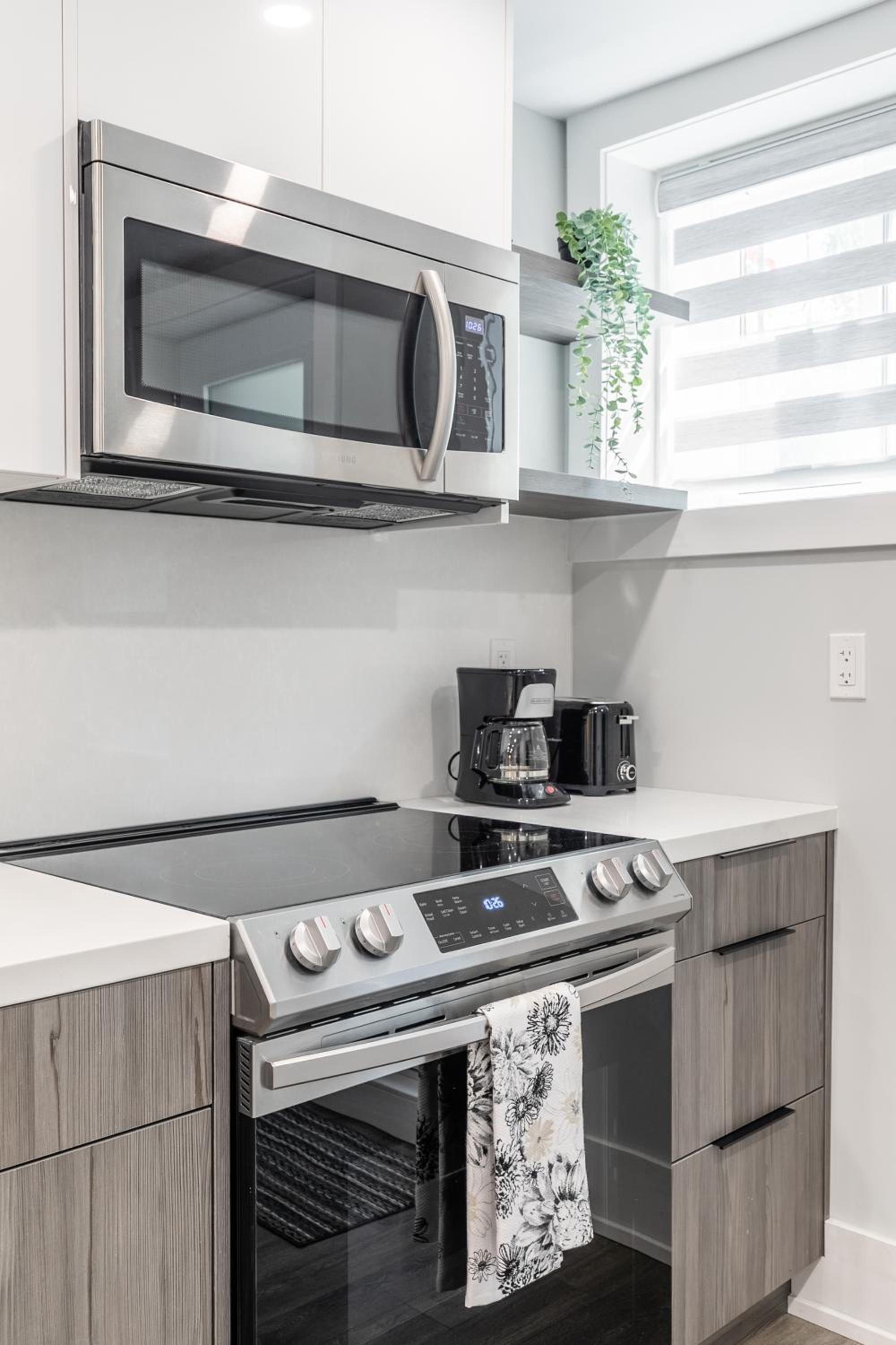 Fancy Downtown House with HOT TUB & BBQ by GLOBALSTAY