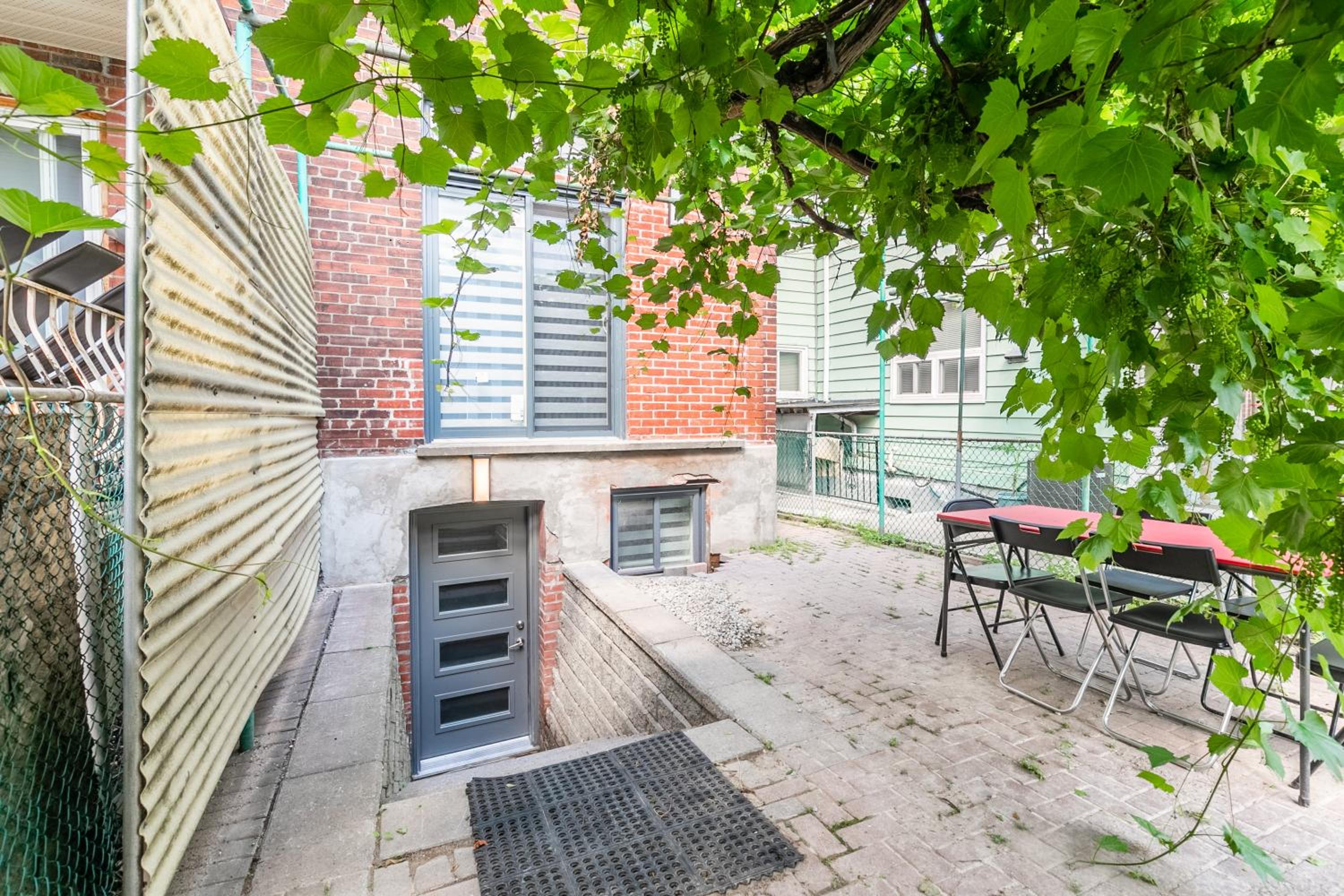 Fancy Downtown House with HOT TUB & BBQ by GLOBALSTAY