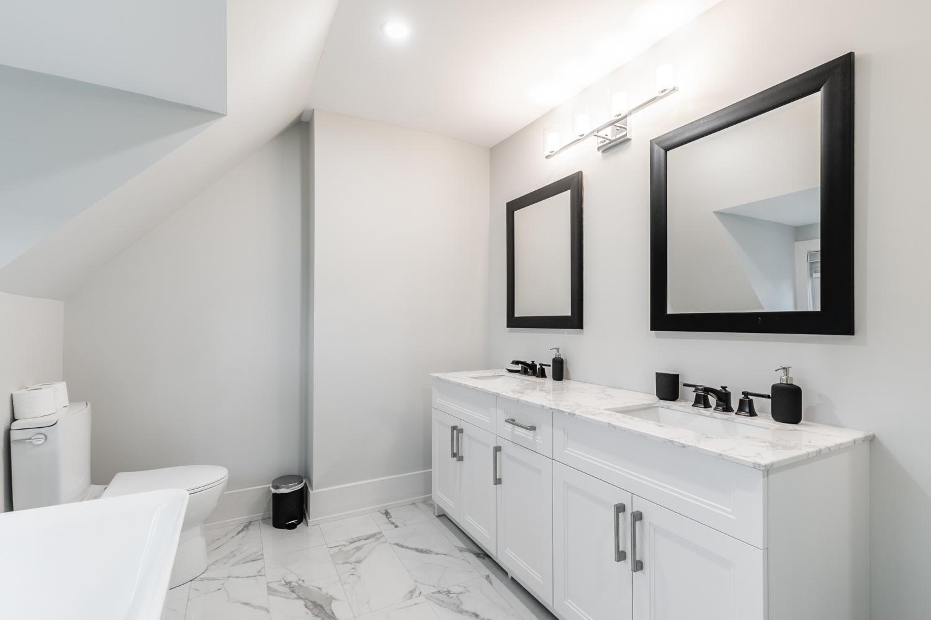 Fancy Downtown House with HOT TUB & BBQ by GLOBALSTAY