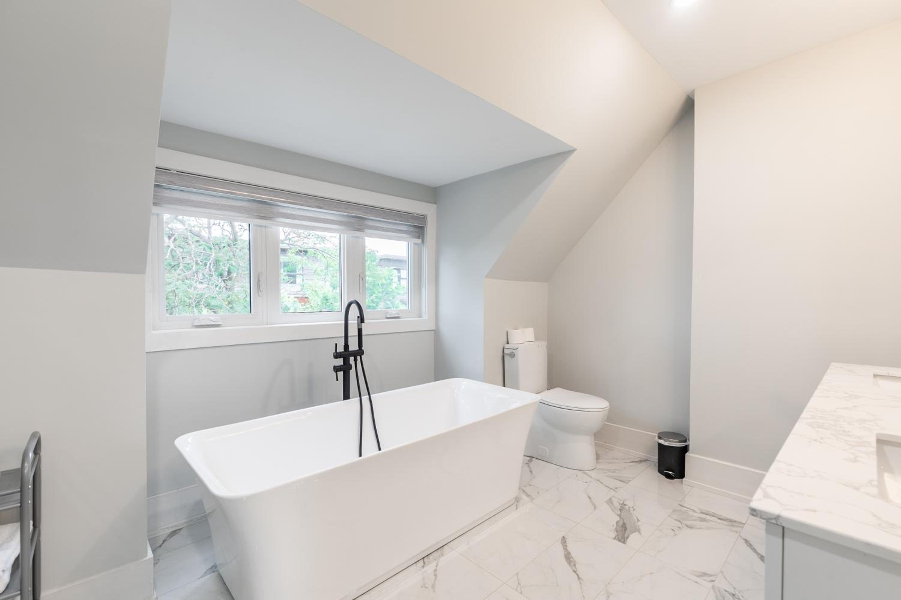 Fancy Downtown House with HOT TUB & BBQ by GLOBALSTAY