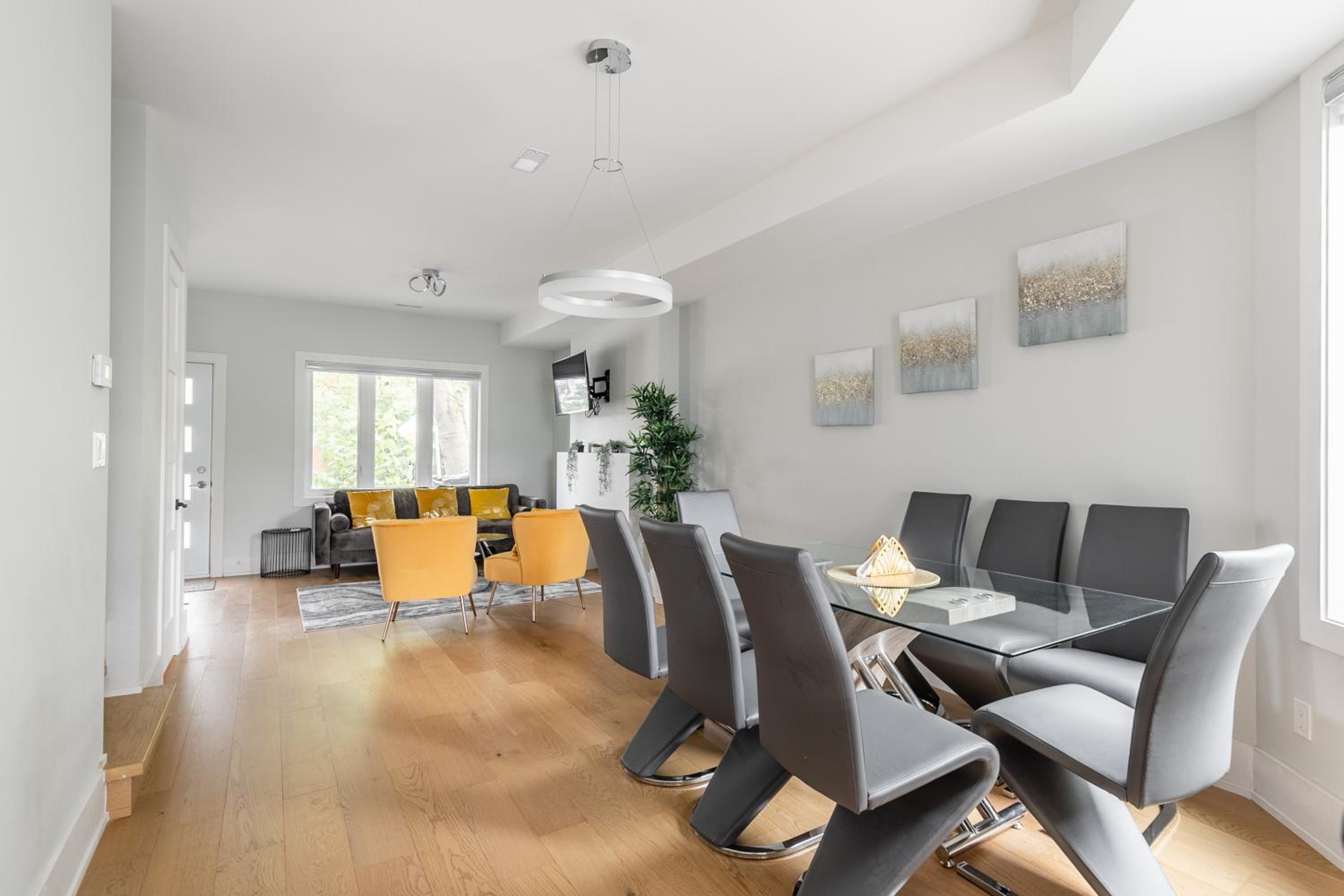 Fancy Downtown House with HOT TUB & BBQ by GLOBALSTAY