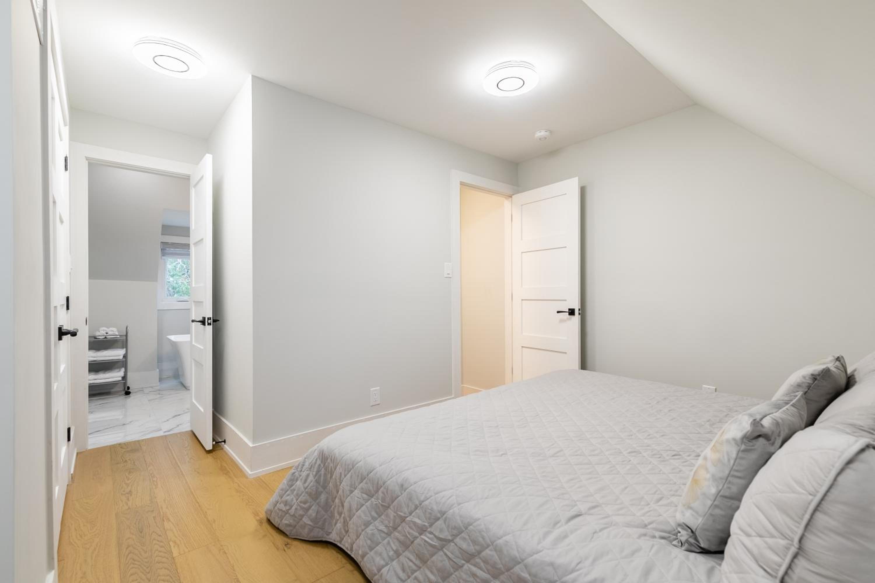 Fancy Downtown House with HOT TUB & BBQ by GLOBALSTAY