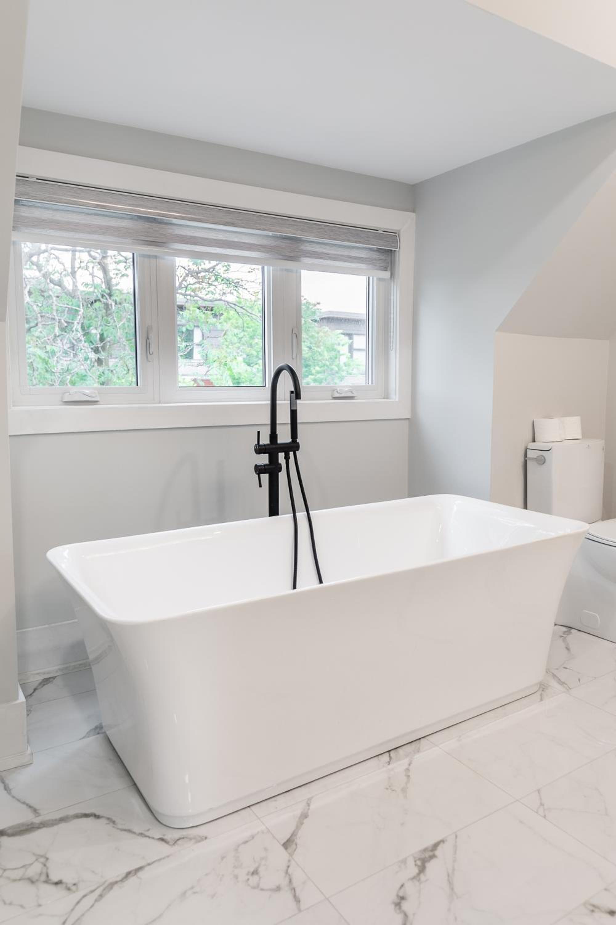 Fancy Downtown House with HOT TUB & BBQ by GLOBALSTAY
