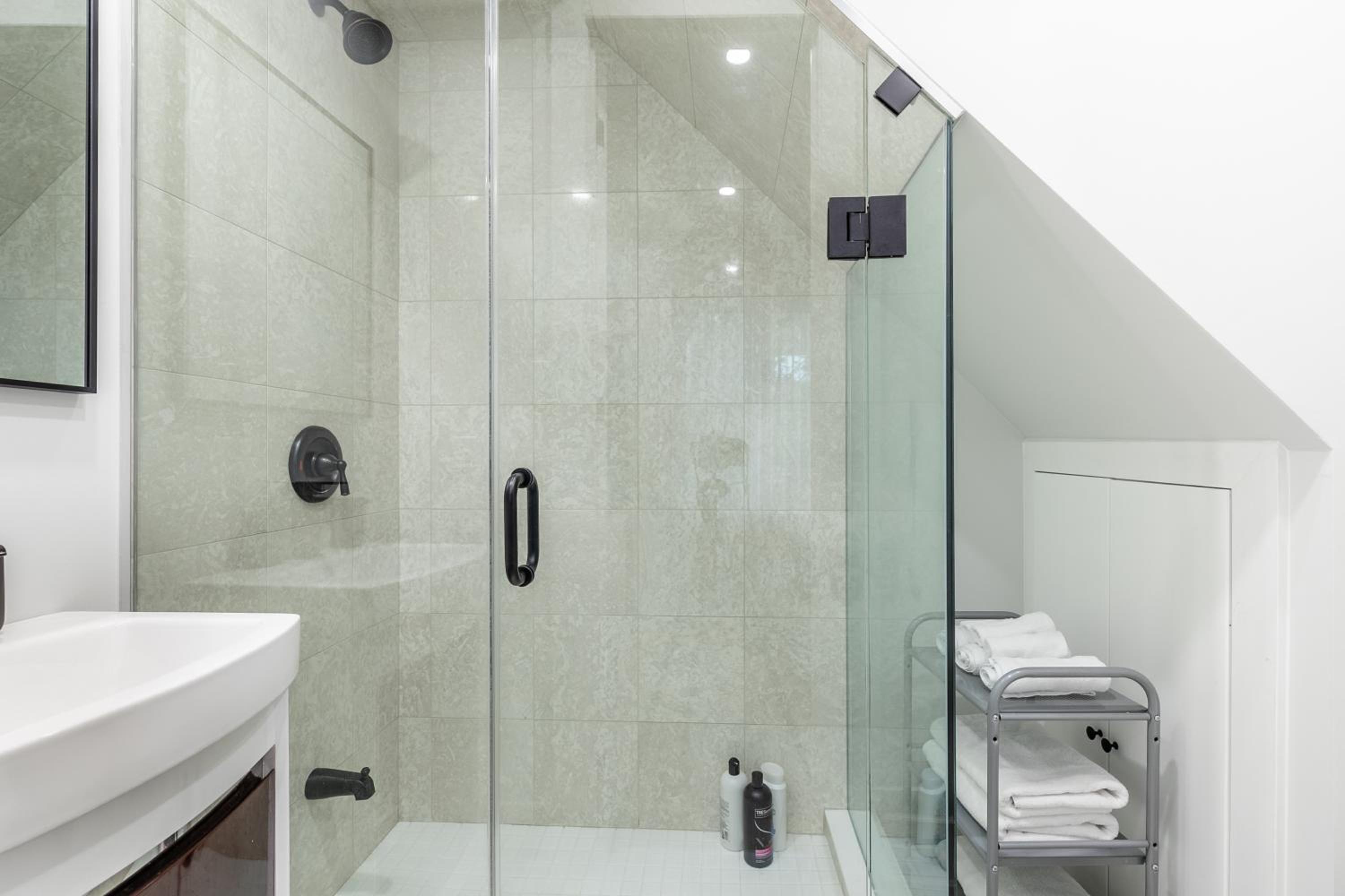 Fancy Downtown House with HOT TUB & BBQ by GLOBALSTAY