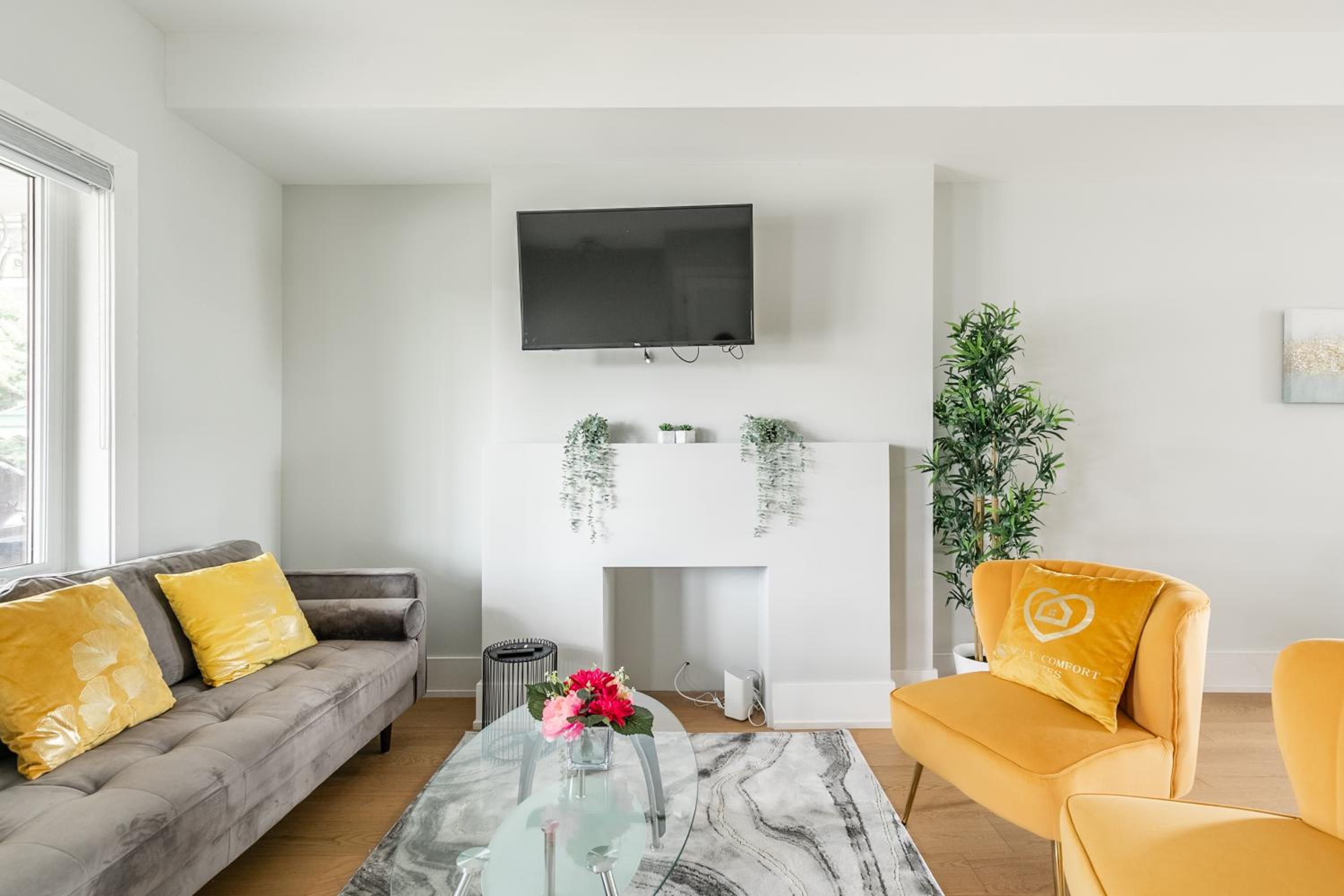 Fancy Downtown House with HOT TUB & BBQ by GLOBALSTAY