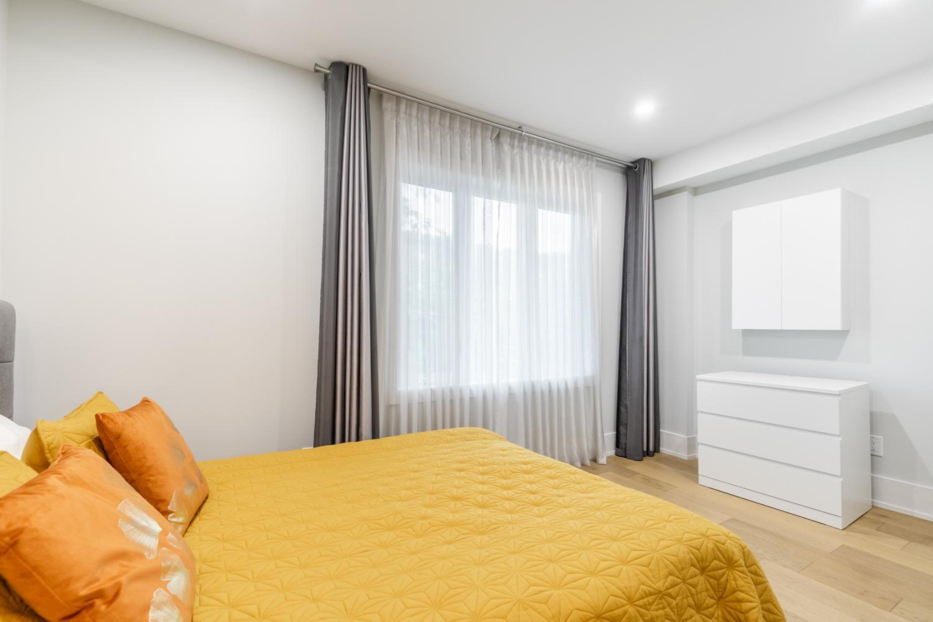 Fancy Downtown House with HOT TUB & BBQ by GLOBALSTAY
