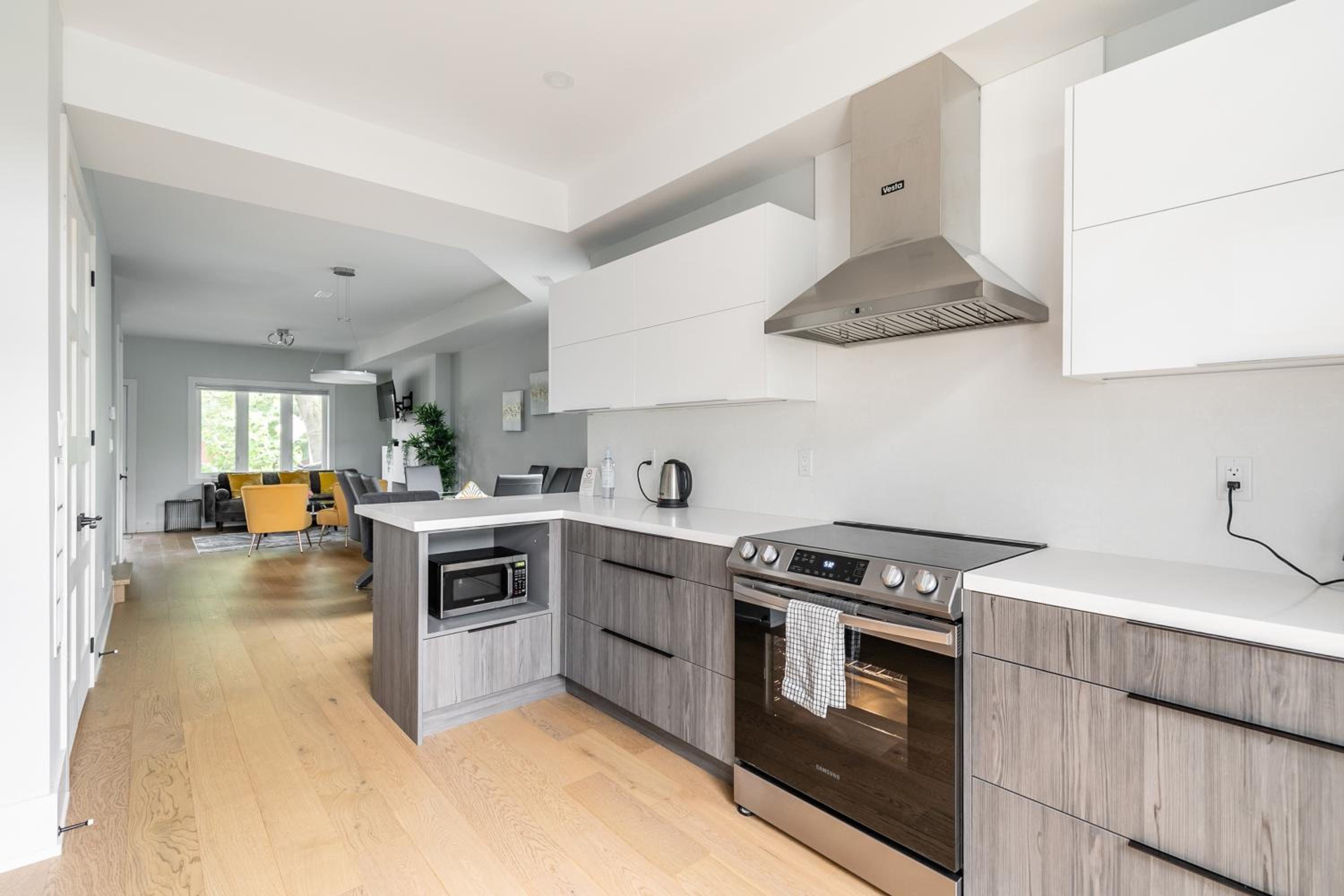 Fancy Downtown House with HOT TUB & BBQ by GLOBALSTAY