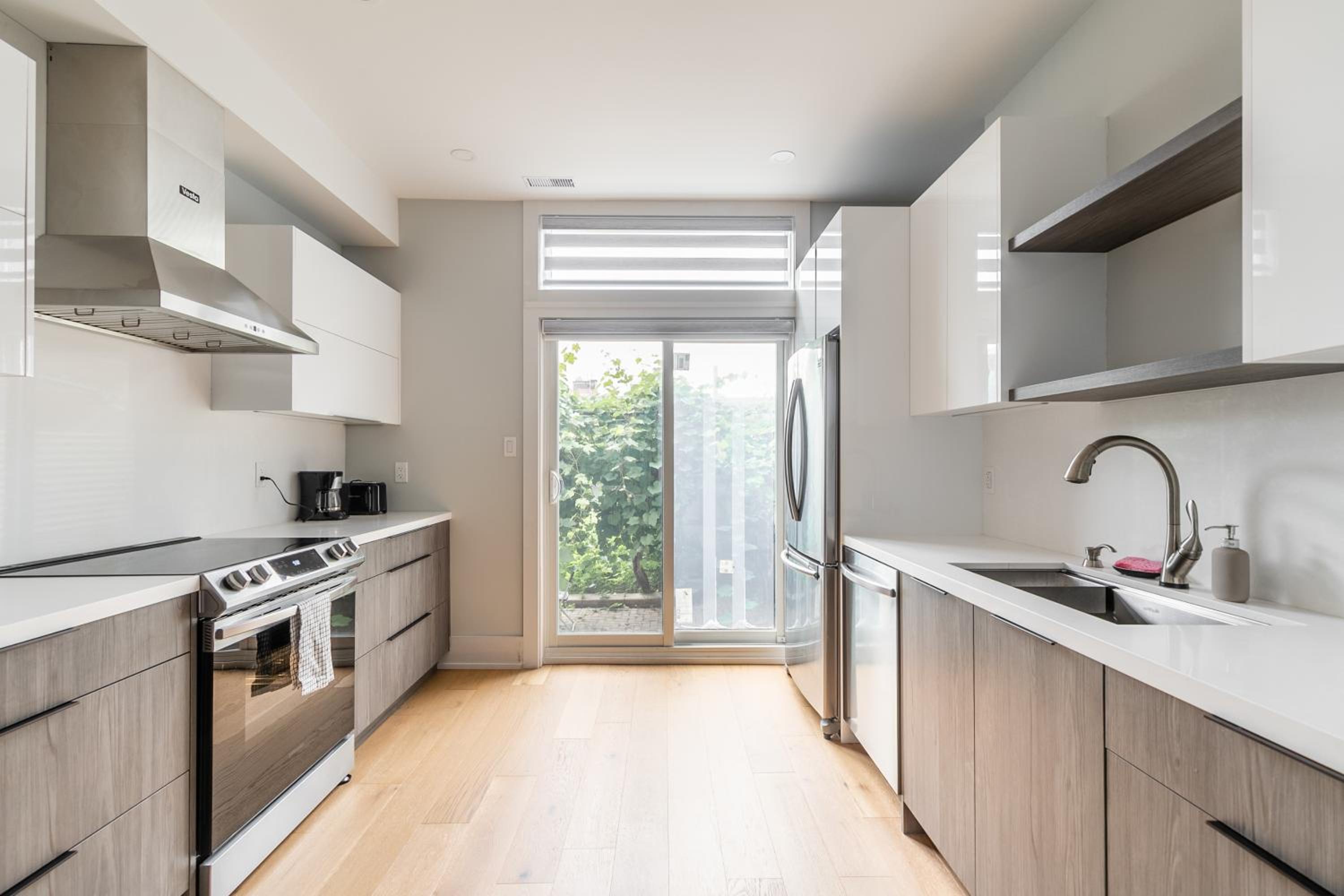 Fancy Downtown House with HOT TUB & BBQ by GLOBALSTAY