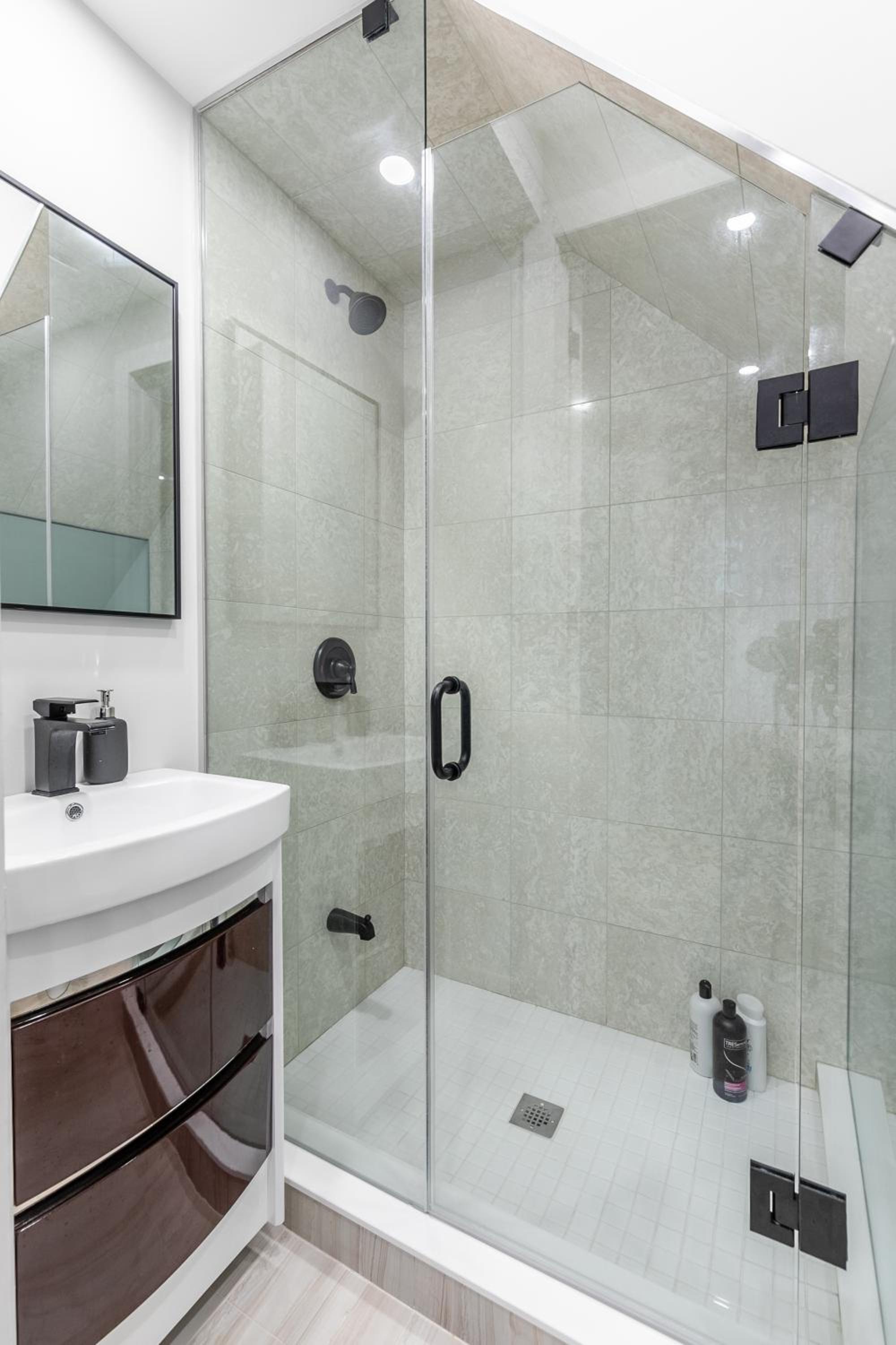 Fancy Downtown House with HOT TUB & BBQ by GLOBALSTAY