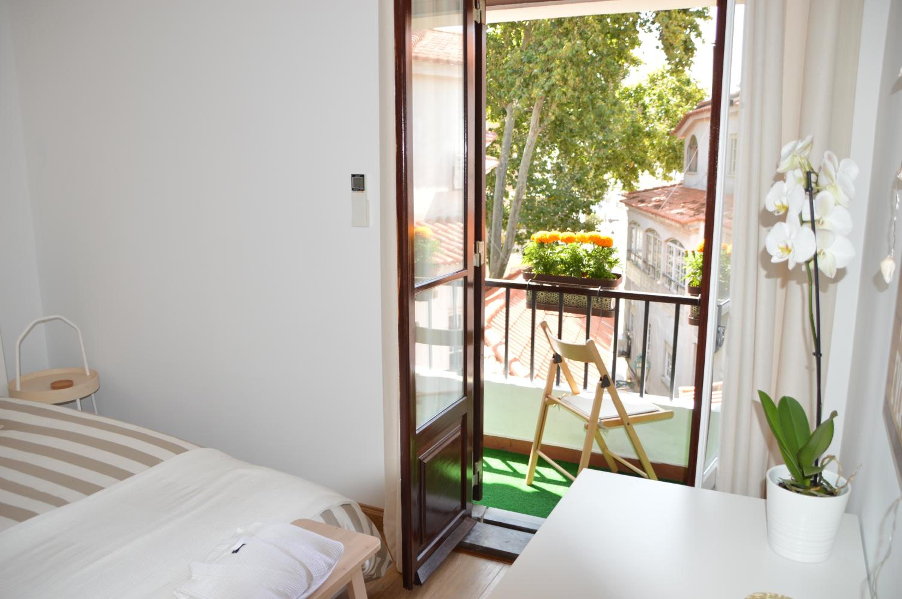 One bedroom apartment in historic center of Cascais, walking distance to the beach view 2