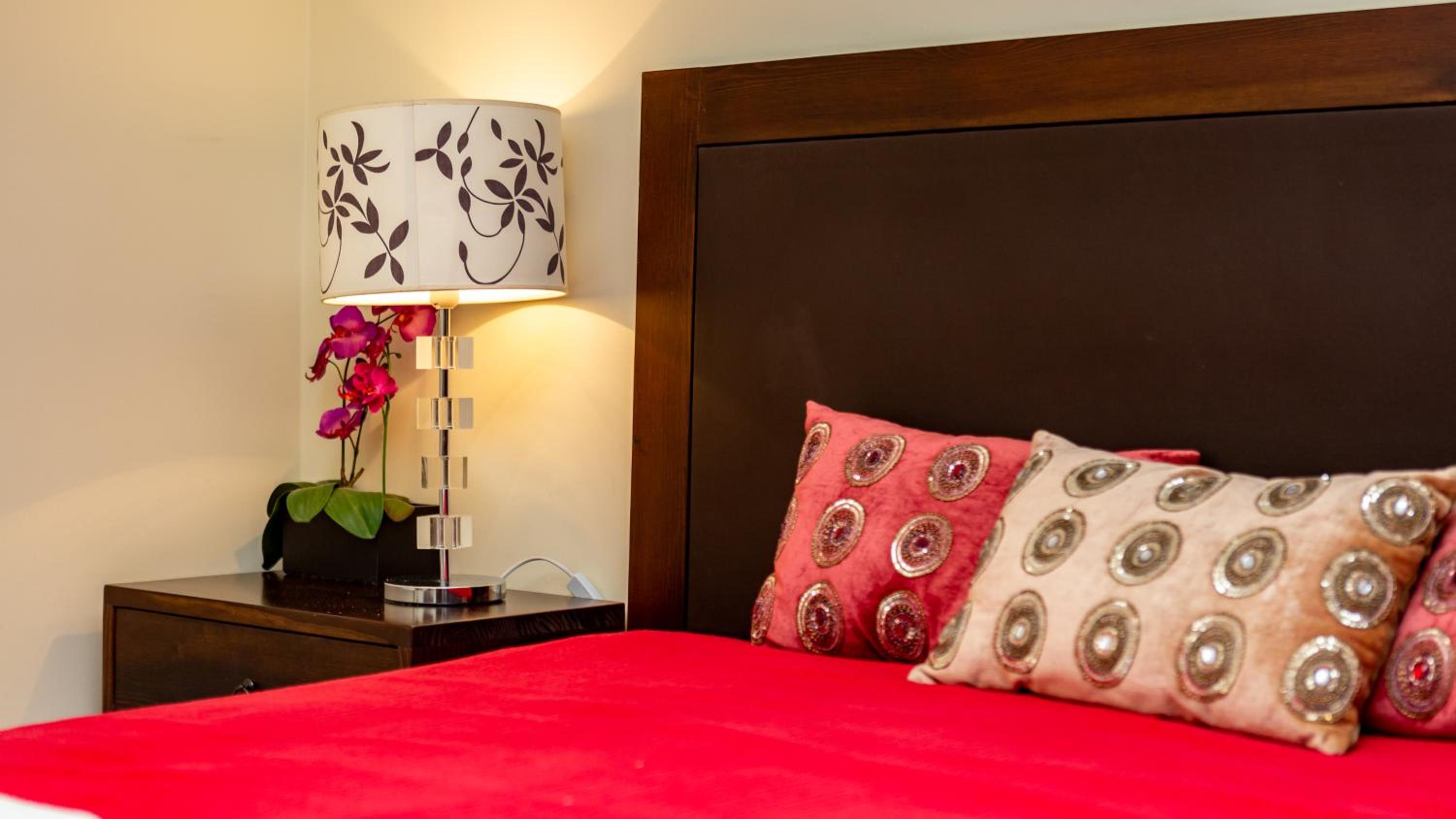 Amazing Flat W/Pool & Garden by LovelyStay view 4