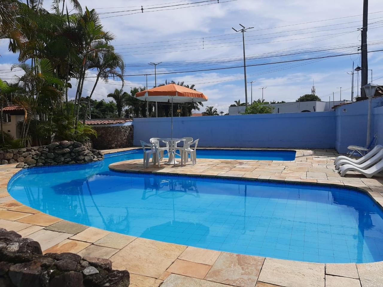 Sobrado Estiloso com Piscina à 300 m da Praia