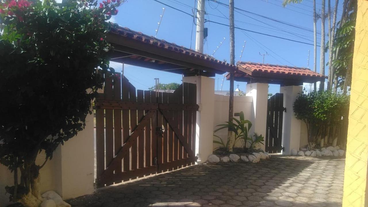 Sobrado Estiloso com Piscina à 300 m da Praia
