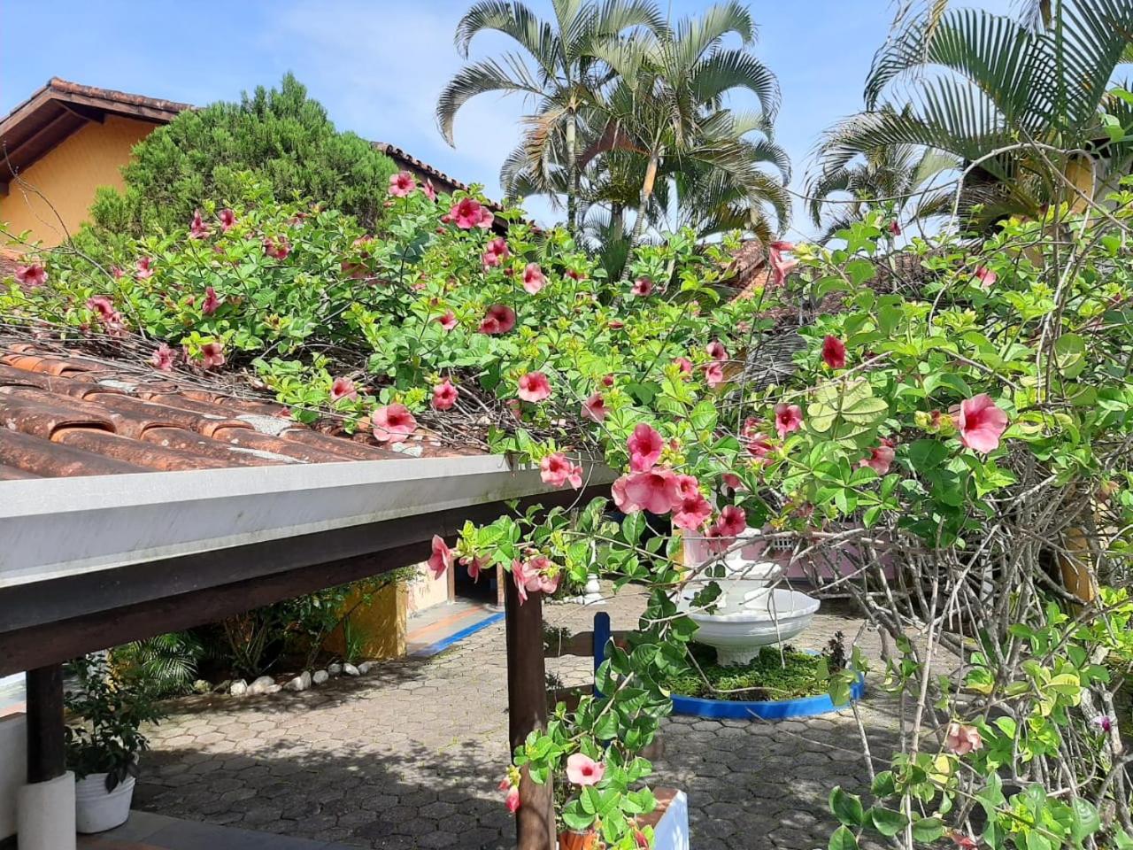 Sobrado Estiloso com Piscina à 300 m da Praia