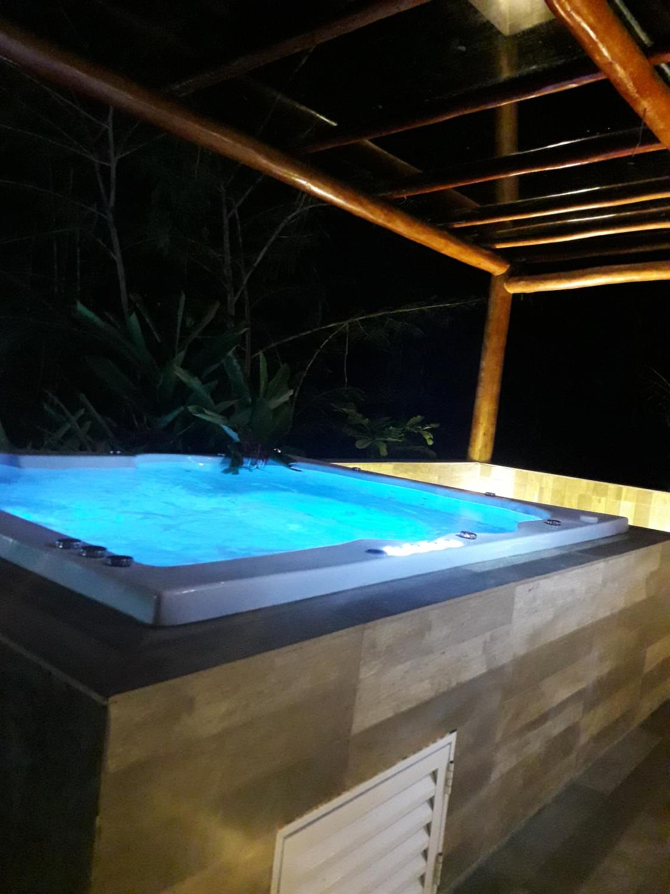 Casa Linda - Piscina Ampla - Jacuzzi - Imenso Jardim