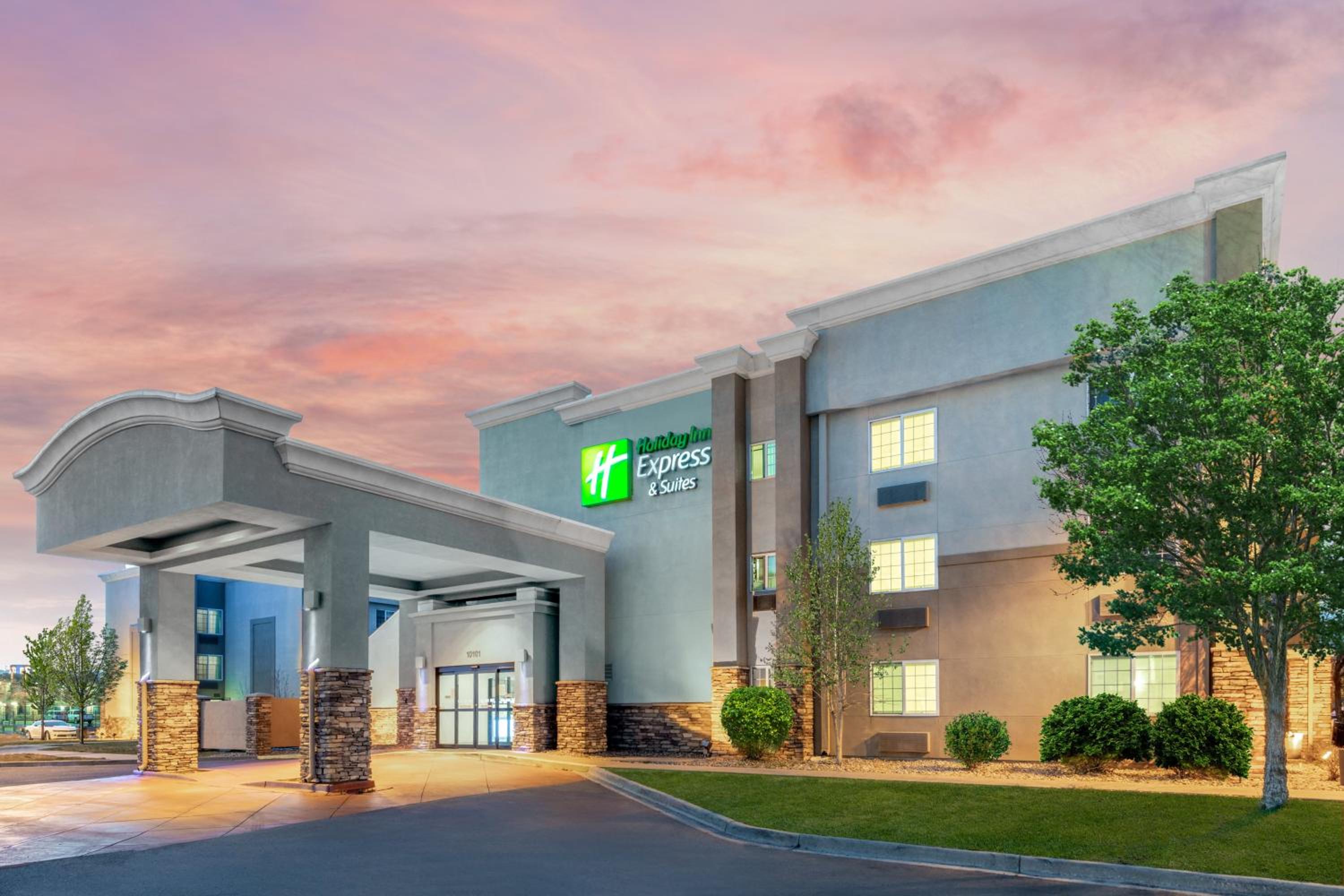 Hotel Holiday Inn Express & Suites Wheat Ridge-Denver West, an IHG Hotel - Image 1