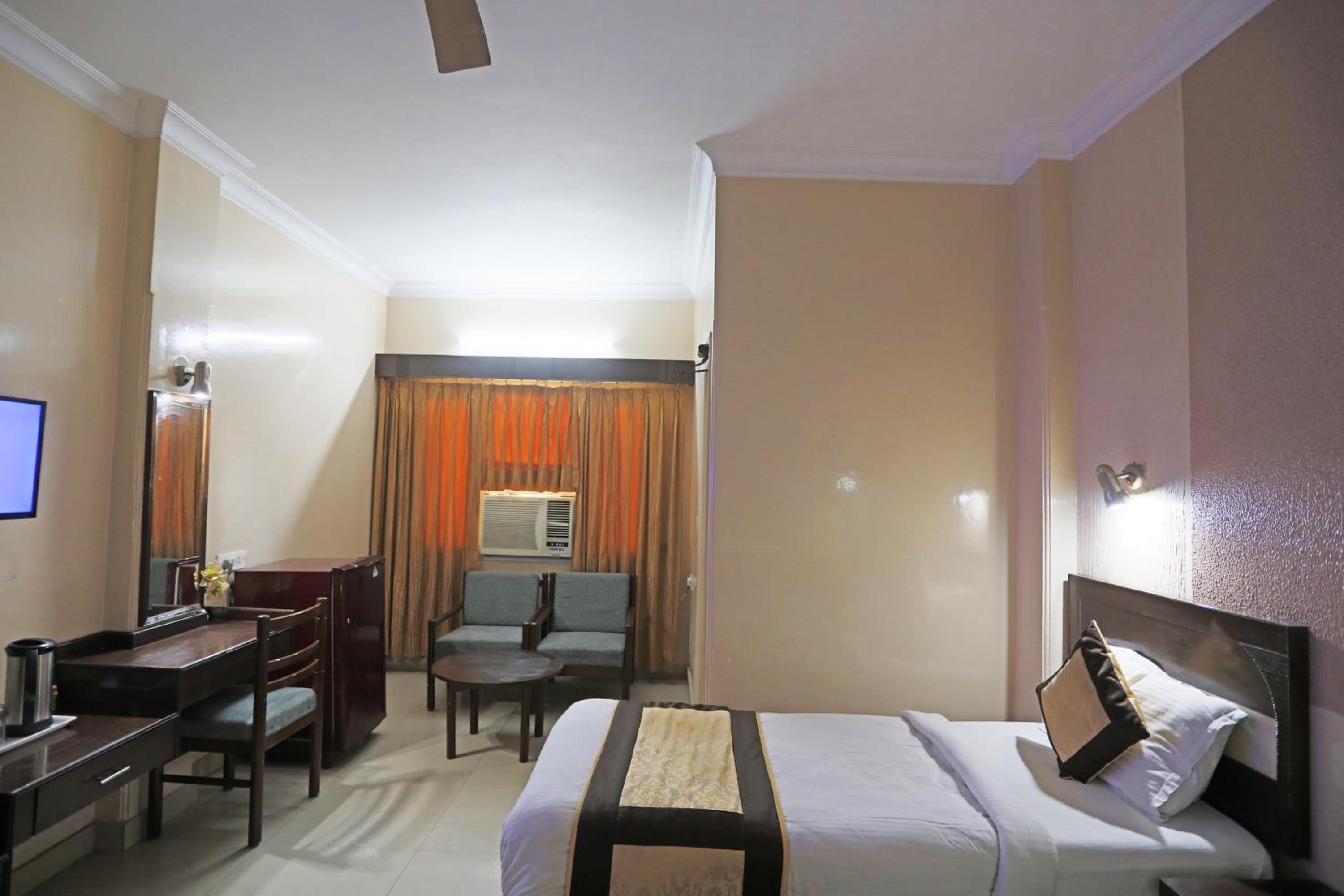 Hotel The Tourist - 1 min from New Delhi Railway Station view 4