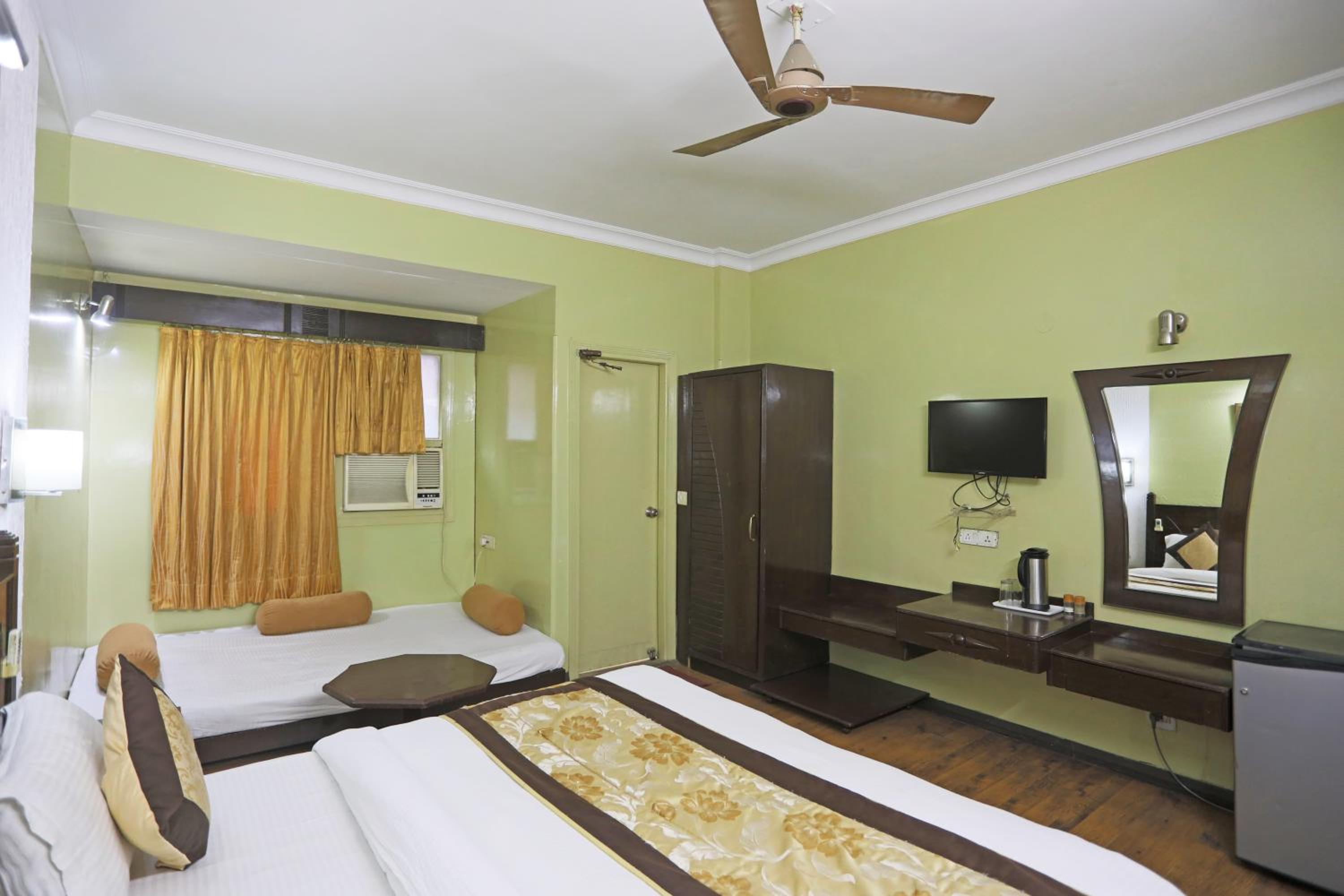 Hotel The Tourist - 1 min from New Delhi Railway Station view 3