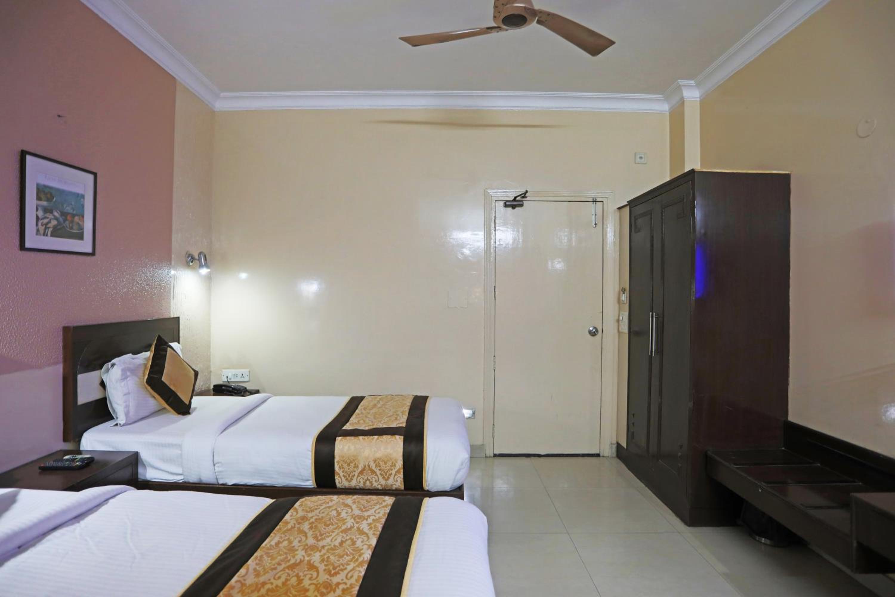 Hotel The Tourist - 1 min from New Delhi Railway Station view 2