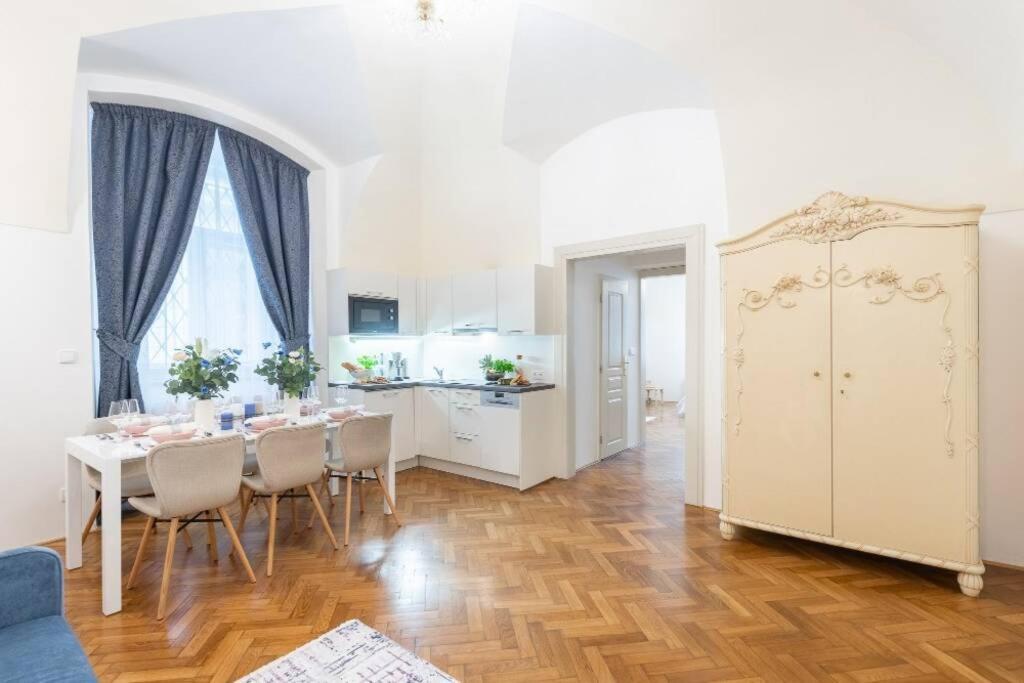 ROSE APARTMENTS / ROMANTIC & COZY / CITY CENTER