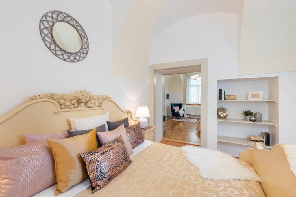 ROSE APARTMENTS / ROMANTIC & COZY / CITY CENTER