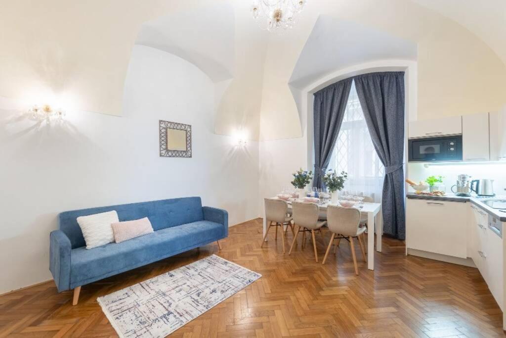 ROSE APARTMENTS / ROMANTIC & COZY / CITY CENTER