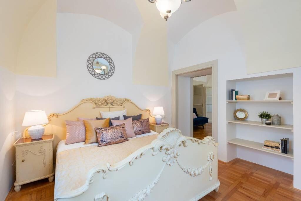 ROSE APARTMENTS / ROMANTIC & COZY / CITY CENTER