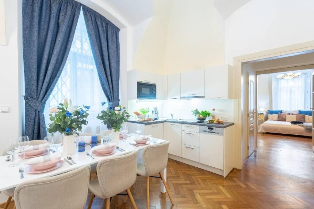 ROSE APARTMENTS / ROMANTIC & COZY / CITY CENTER